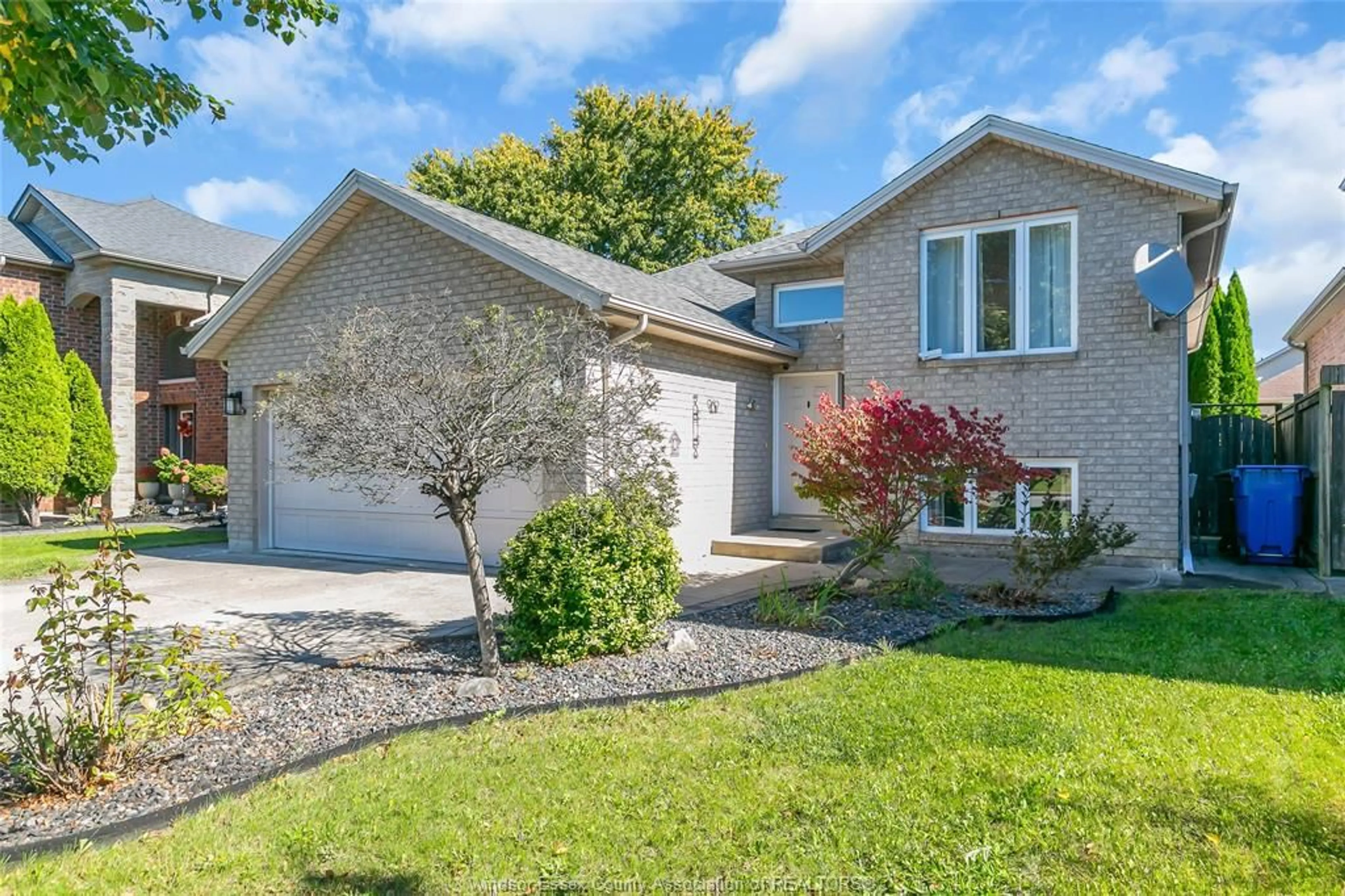 Home with vinyl exterior material, street for 2292 ASKIN Ave, Windsor Ontario N9B 3Y4