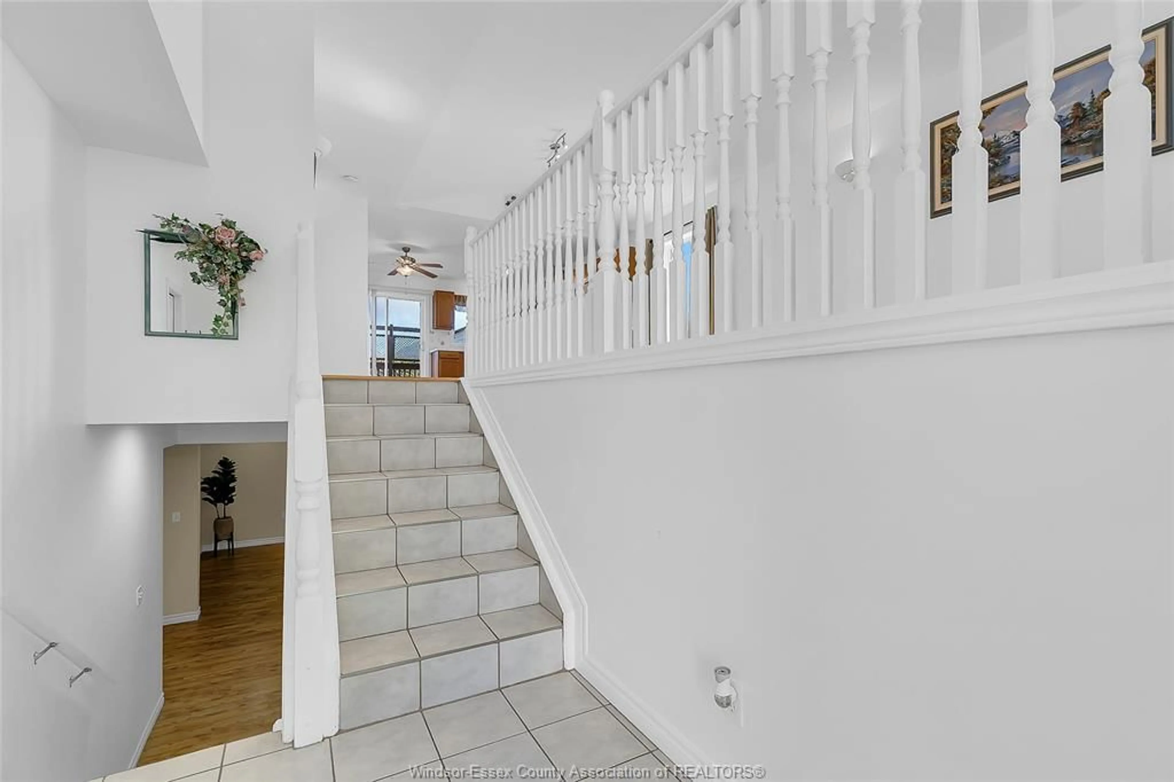 Indoor foyer for 2292 ASKIN Ave, Windsor Ontario N9B 3Y4