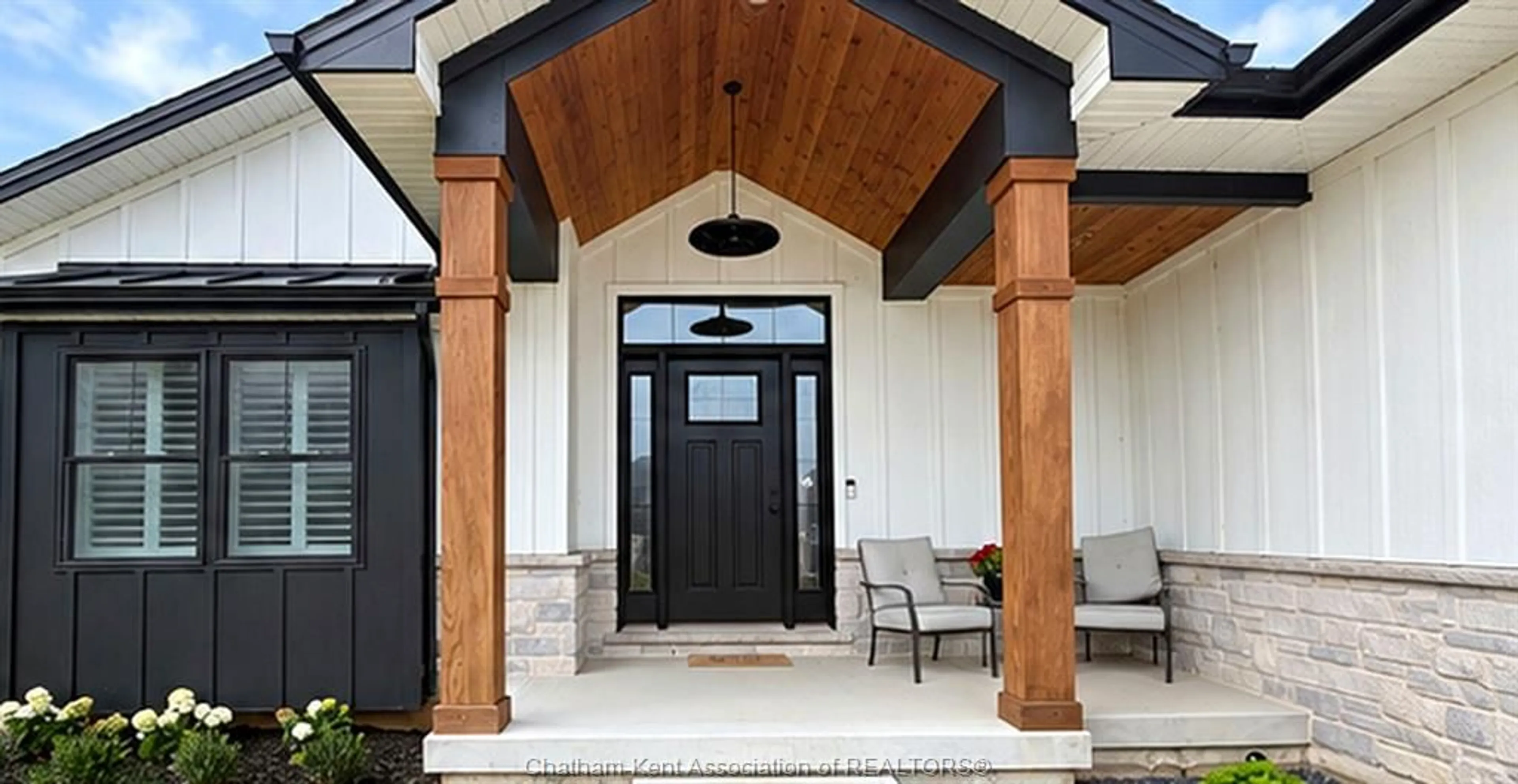 Indoor entryway for 593 Indian Creek Rd, Chatham Ontario N7M 6G2