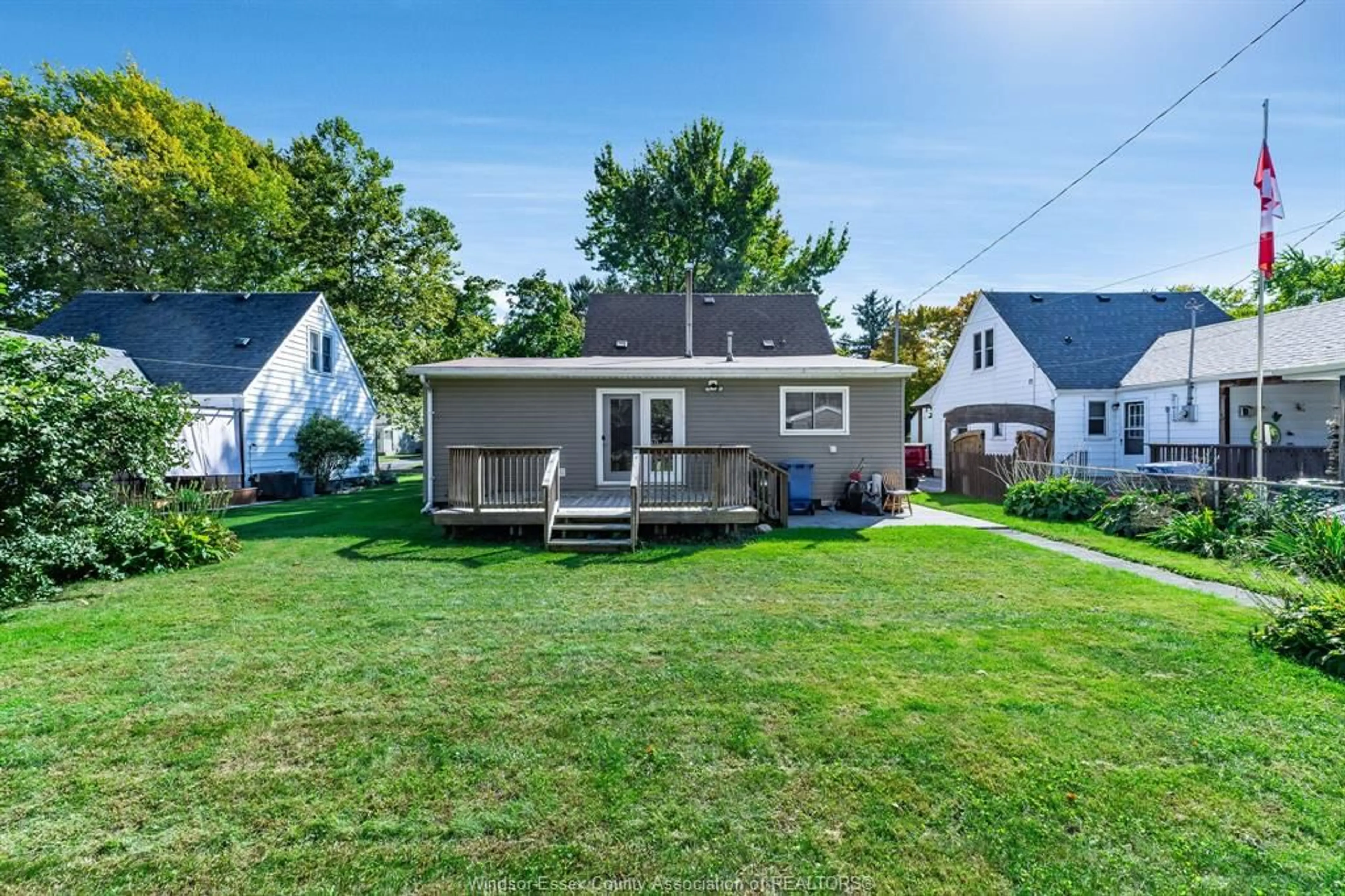 A pic from outside/outdoor area/front of a property/back of a property/a pic from drone, street for 111 Mill St, Leamington Ontario N8H 1S4