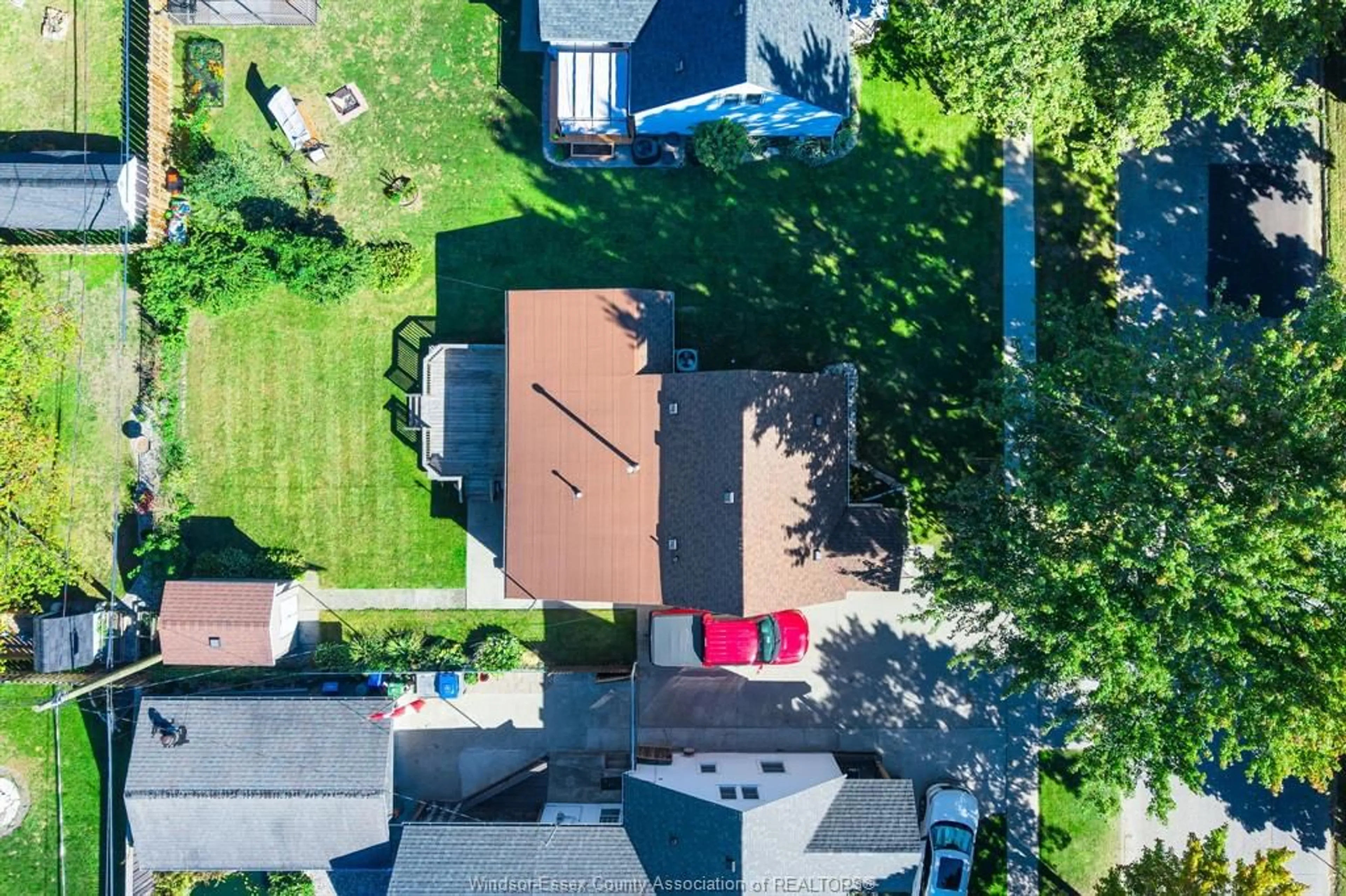A pic from outside/outdoor area/front of a property/back of a property/a pic from drone, street for 111 Mill St, Leamington Ontario N8H 1S4