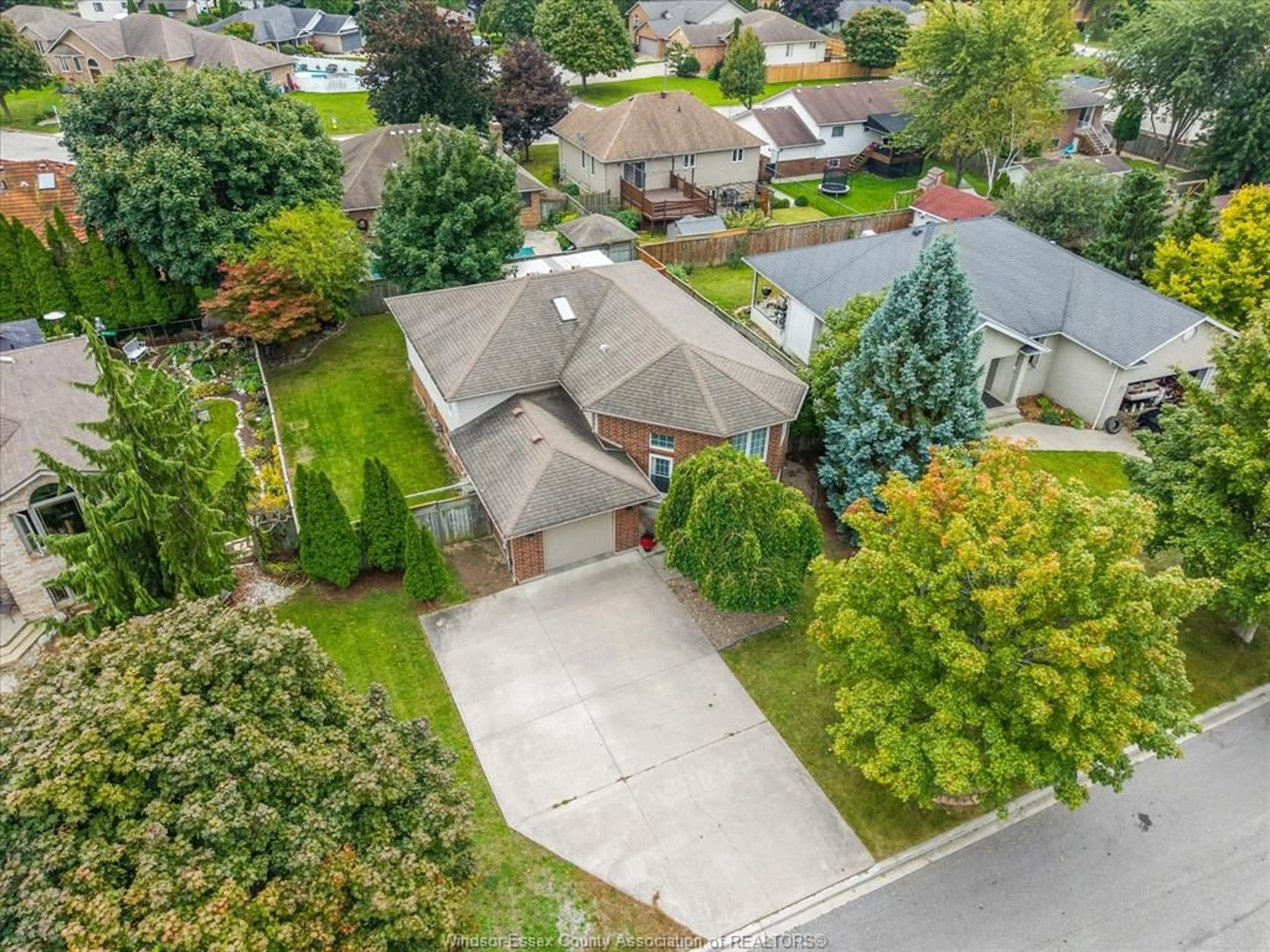 A pic from outside/outdoor area/front of a property/back of a property/a pic from drone, street for 342 Thorn Ridge Cres, Amherstburg Ontario N9V 3X4