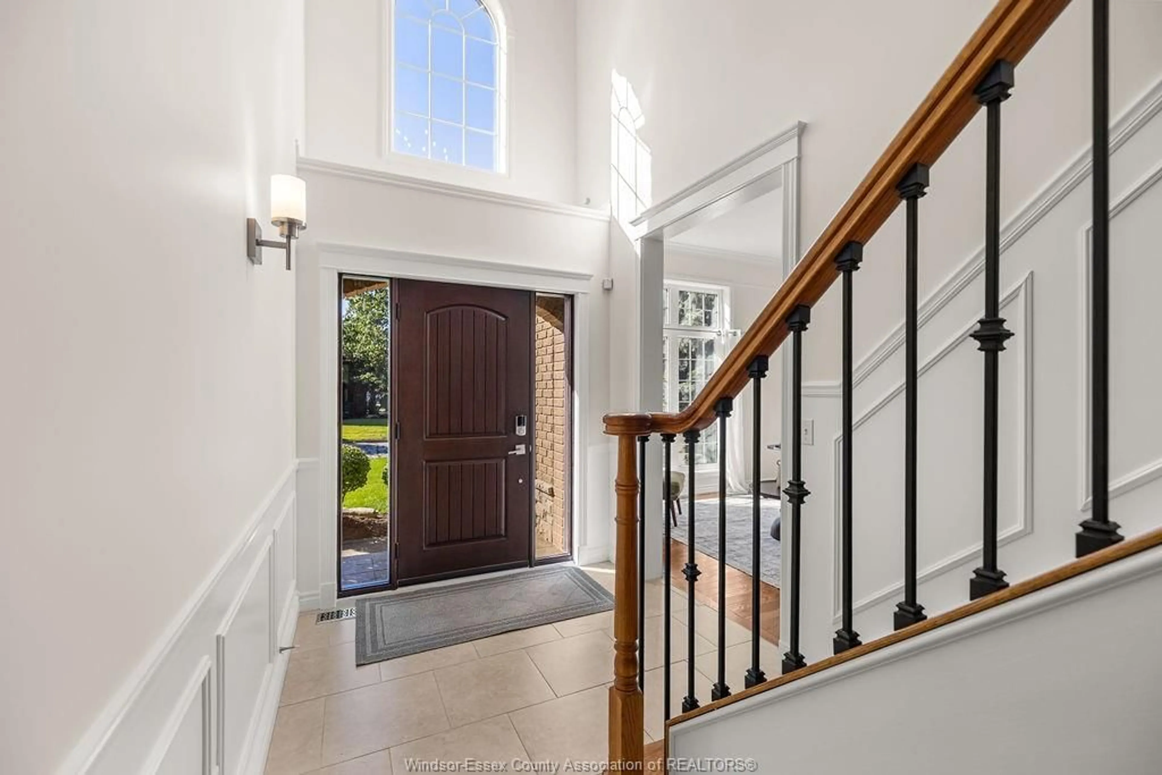 Indoor entryway for 1004 WOODLAND CRES, Lakeshore Ontario N8L 0V9