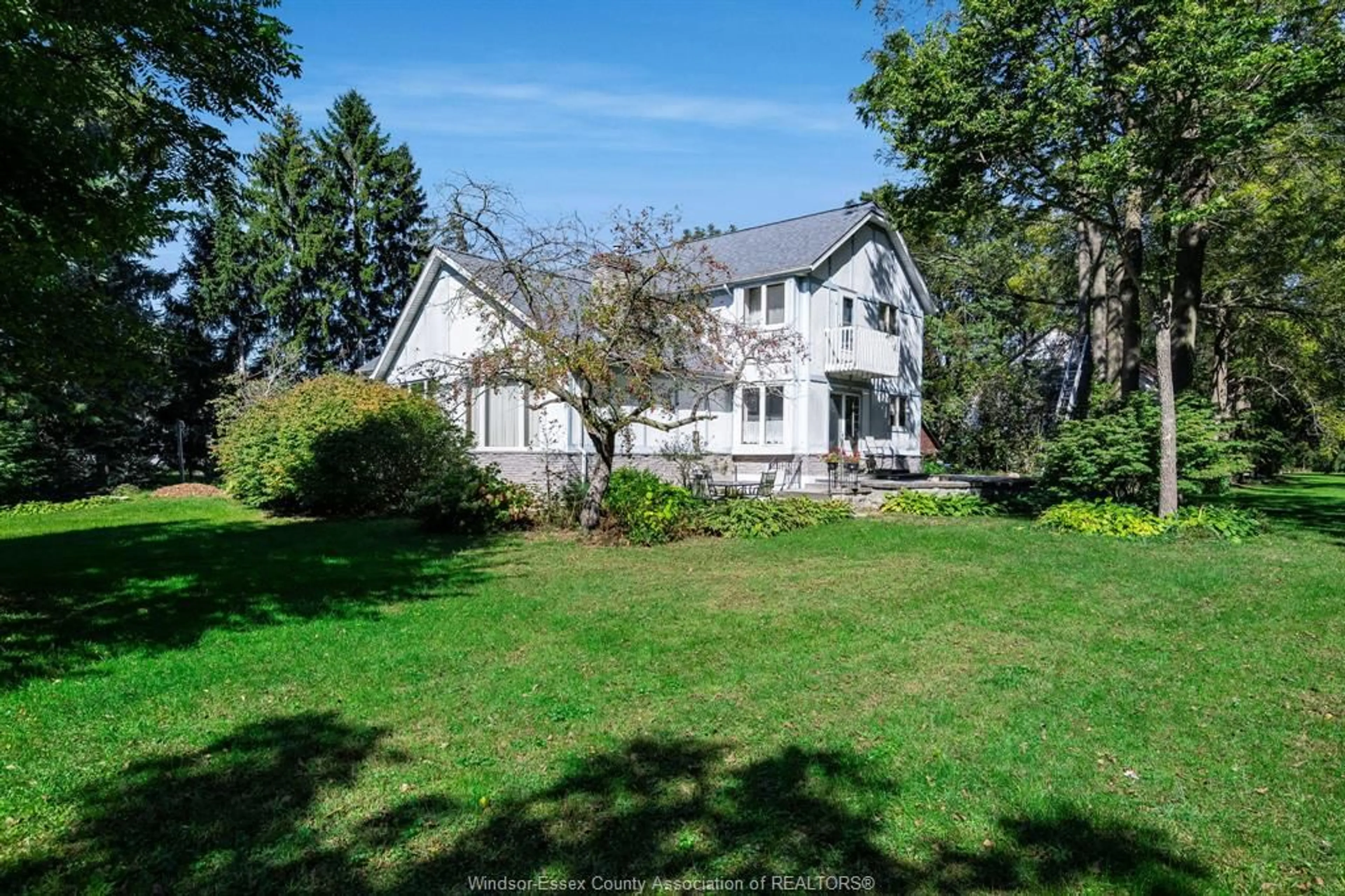 A pic from outside/outdoor area/front of a property/back of a property/a pic from drone, unknown for 936 Twin Gables Dr, Harrow Ontario N0R 1G0