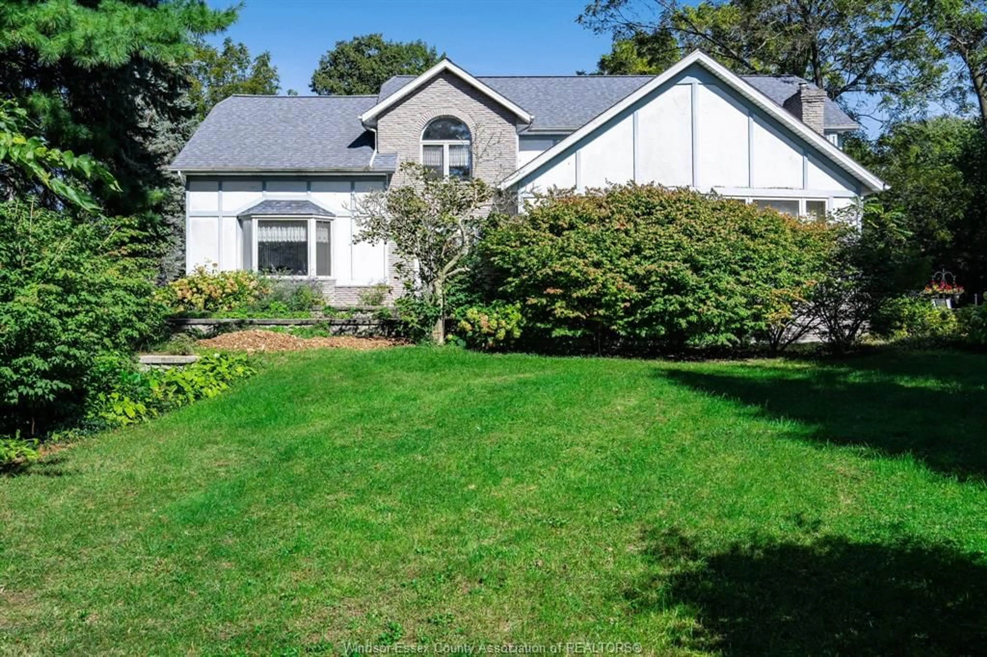 Home with vinyl exterior material, street for 936 Twin Gables Dr, Harrow Ontario N0R 1G0