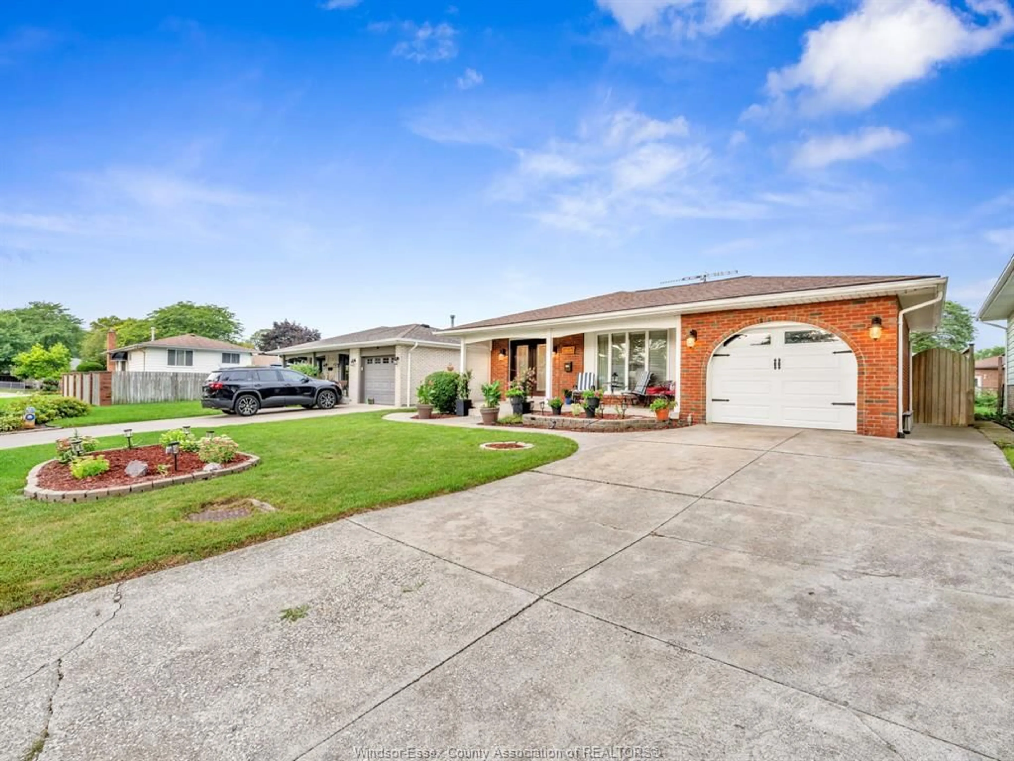 A pic from outside/outdoor area/front of a property/back of a property/a pic from drone, street for 9975 HOLLY Cres, Windsor Ontario N8R 1Y6