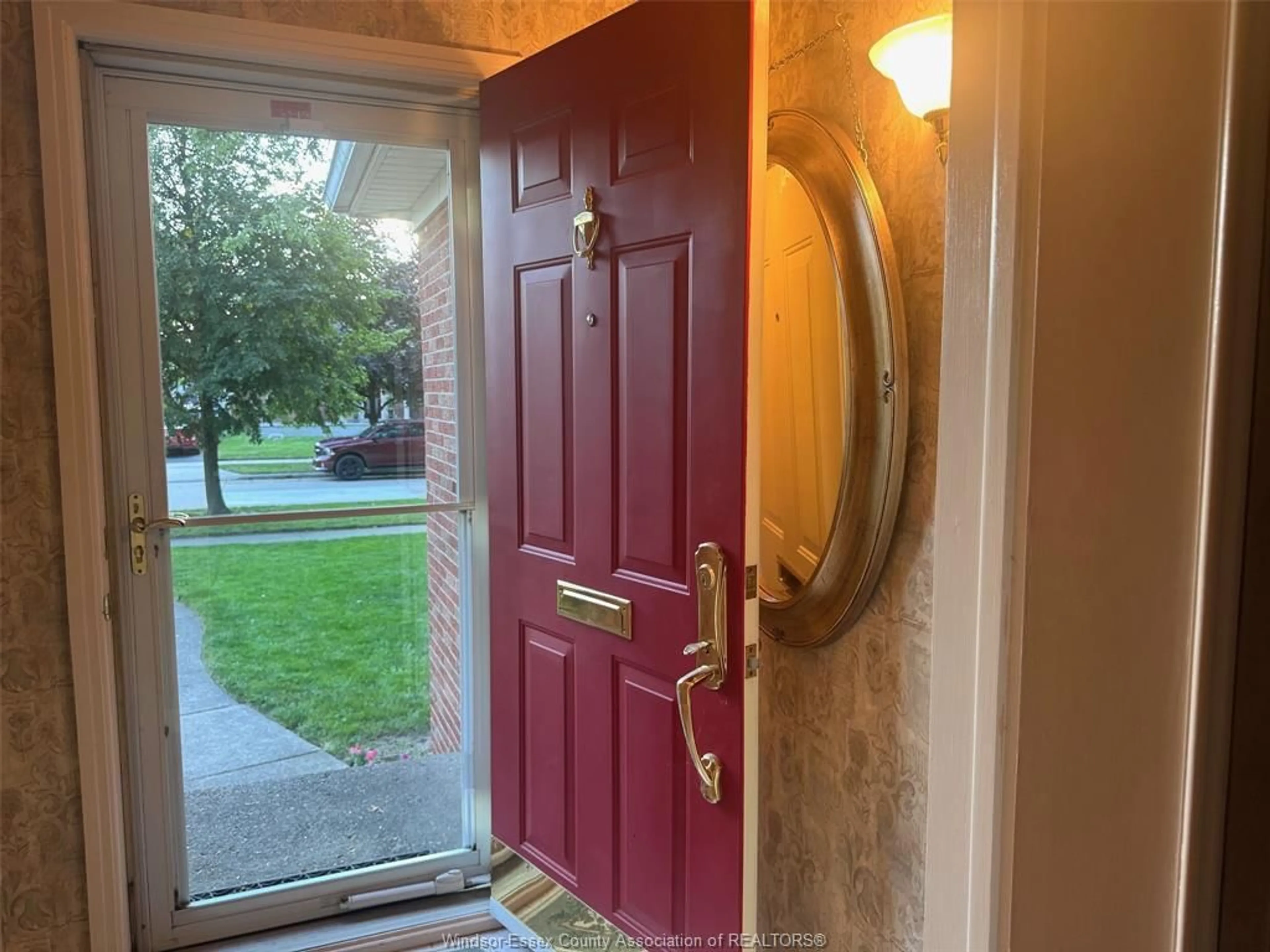 Indoor entryway for 880 PATRICE Dr, Windsor Ontario N8S 2R8