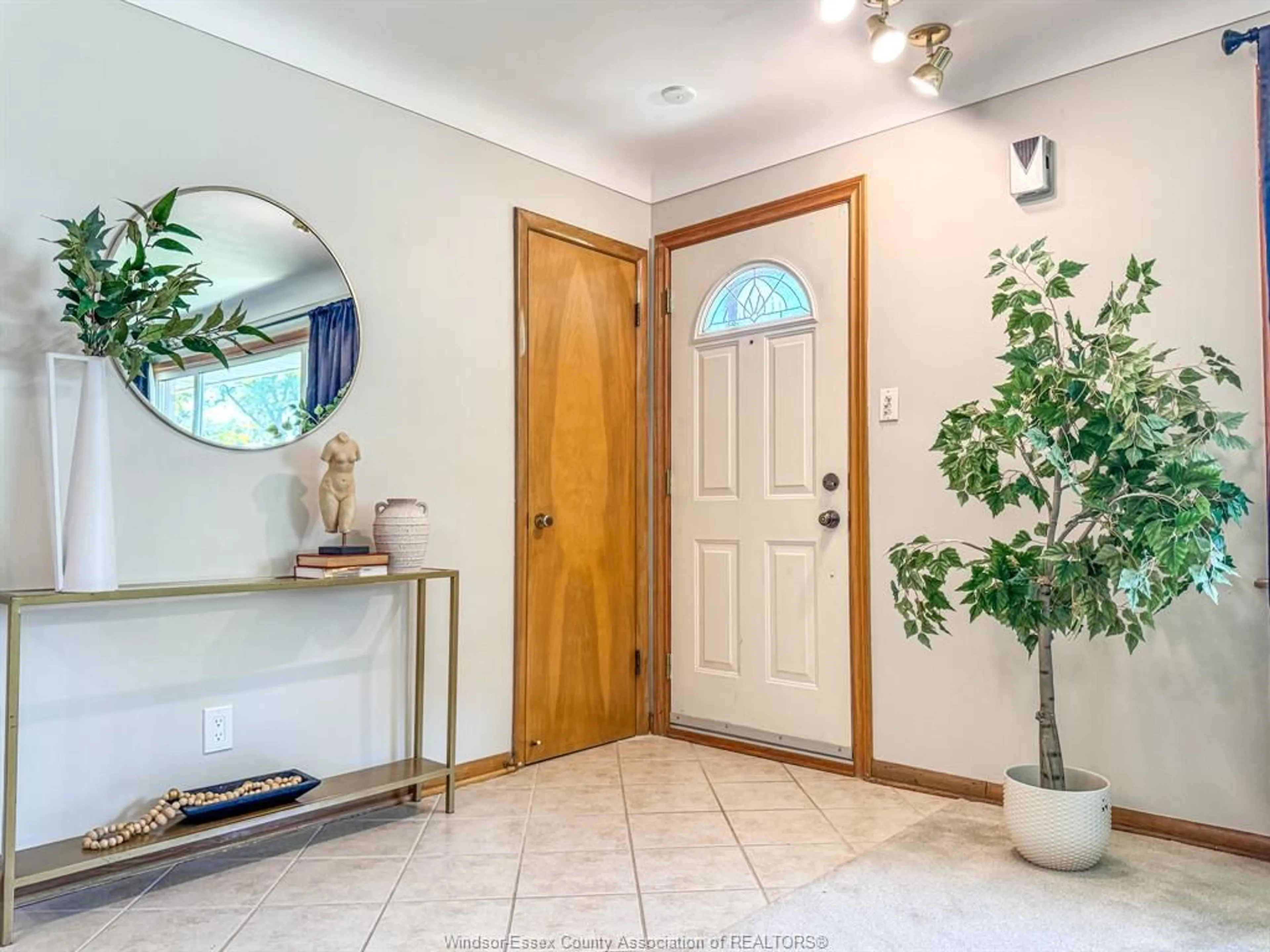 Indoor entryway for 1309 JOSEPHINE, Windsor Ontario N9B 2L8