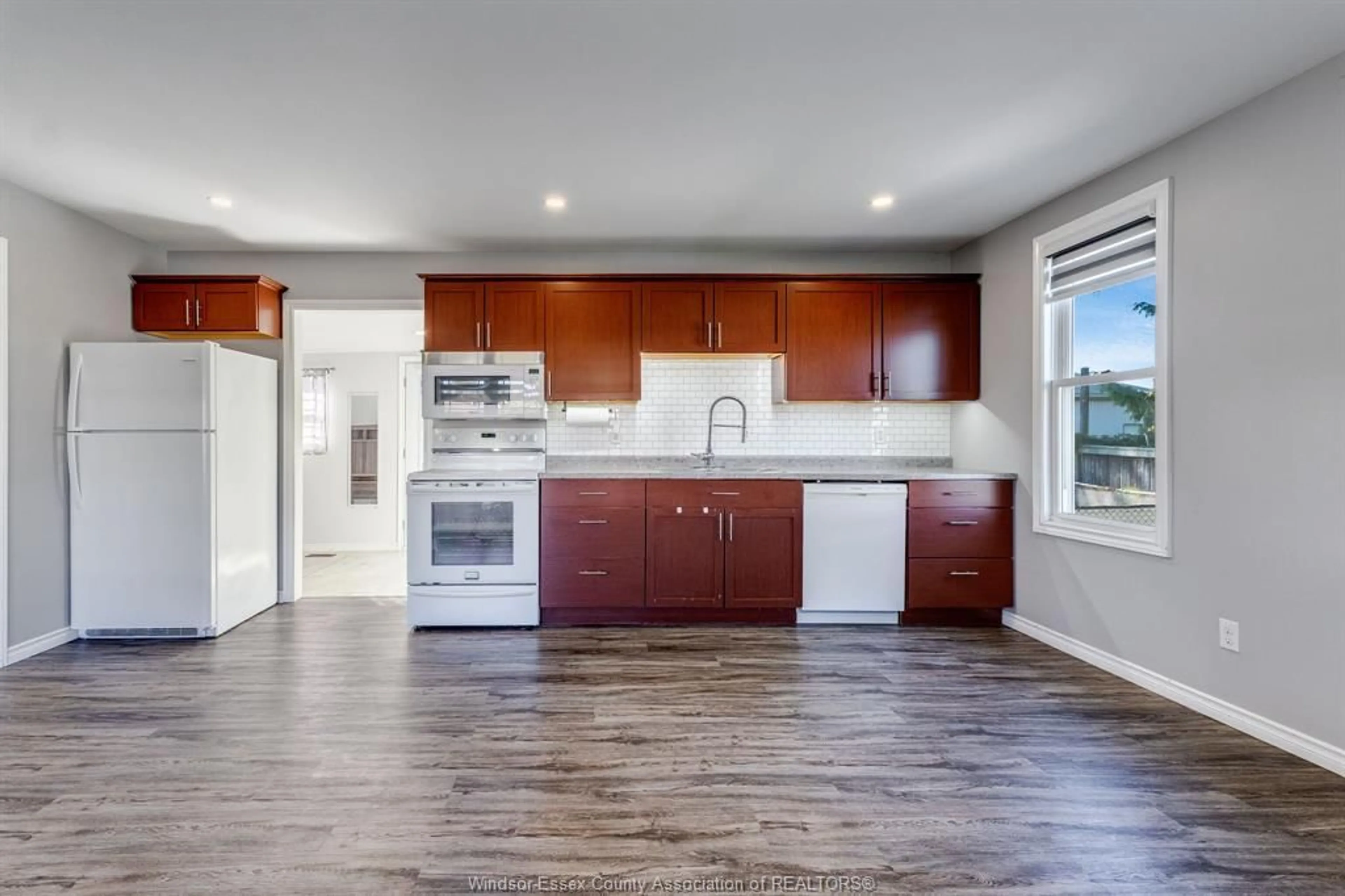 Open concept kitchen, wood/laminate floor for 4 Boniface St, Tilbury Ontario N0P 2L0