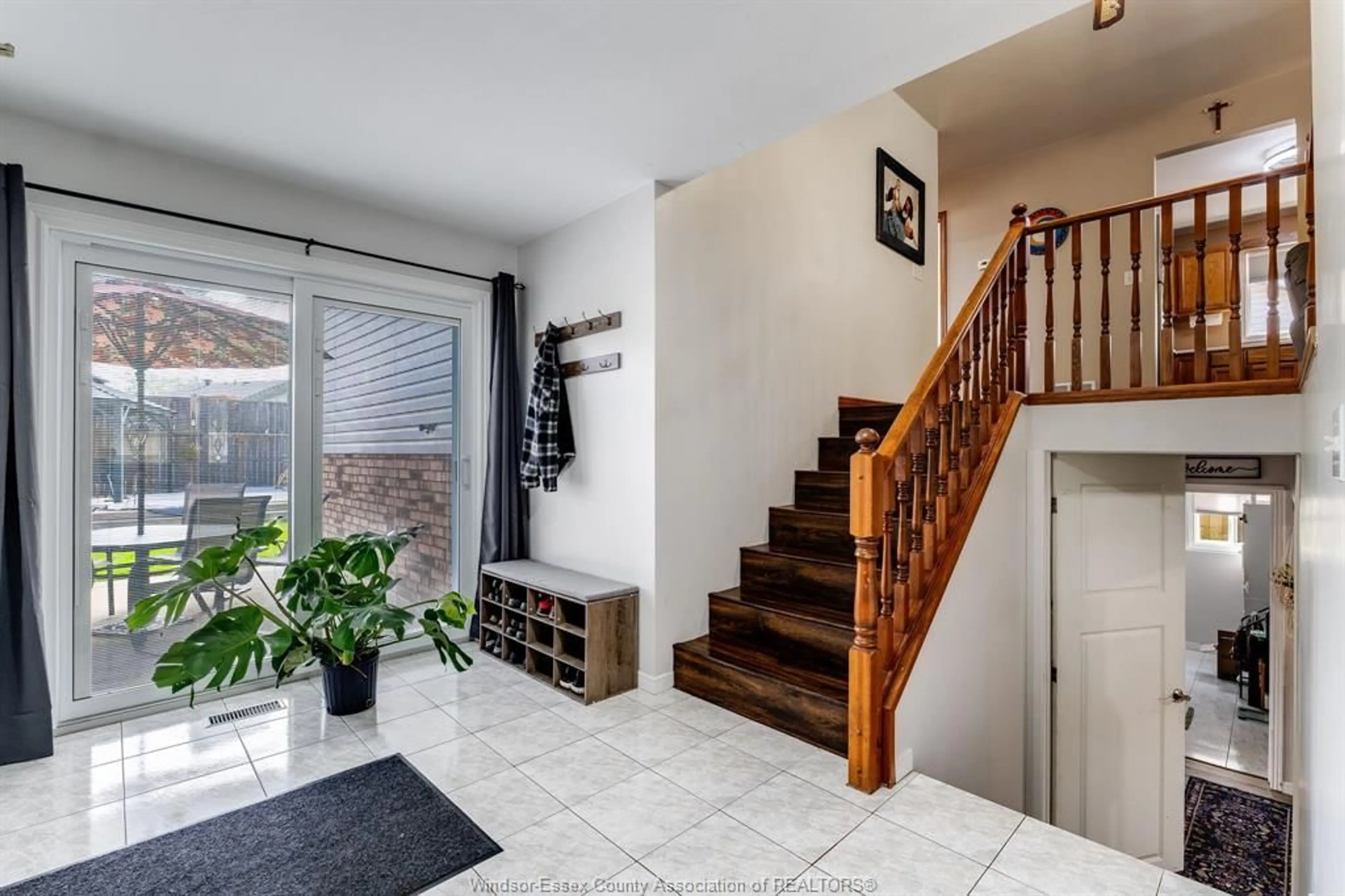 Indoor entryway for 47 ROSE Ave, Tilbury Ontario N0P 2L0