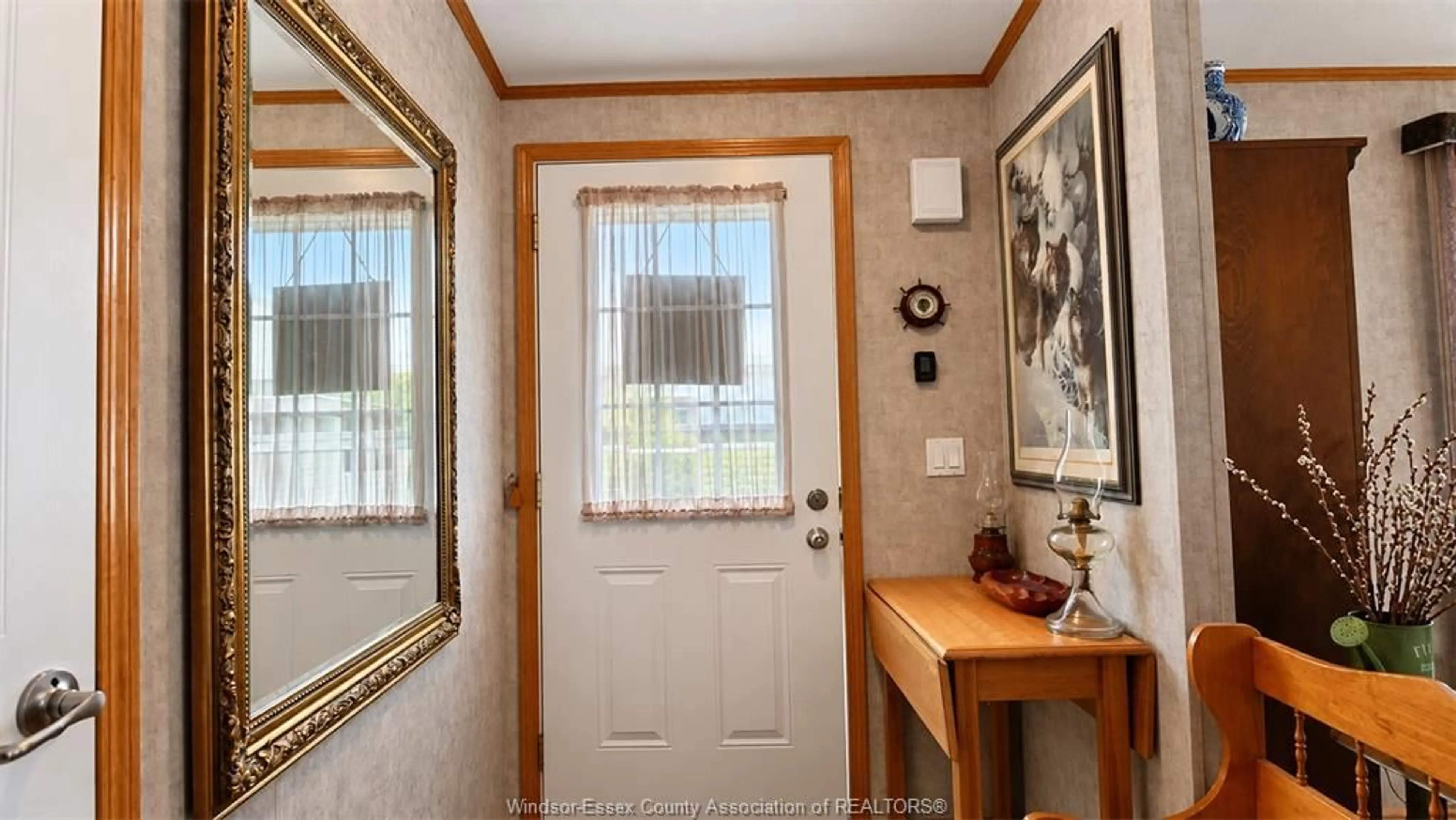 Indoor entryway for 62 MALDEN HILL DRIVE, Amherstburg Ontario N9V 3E1