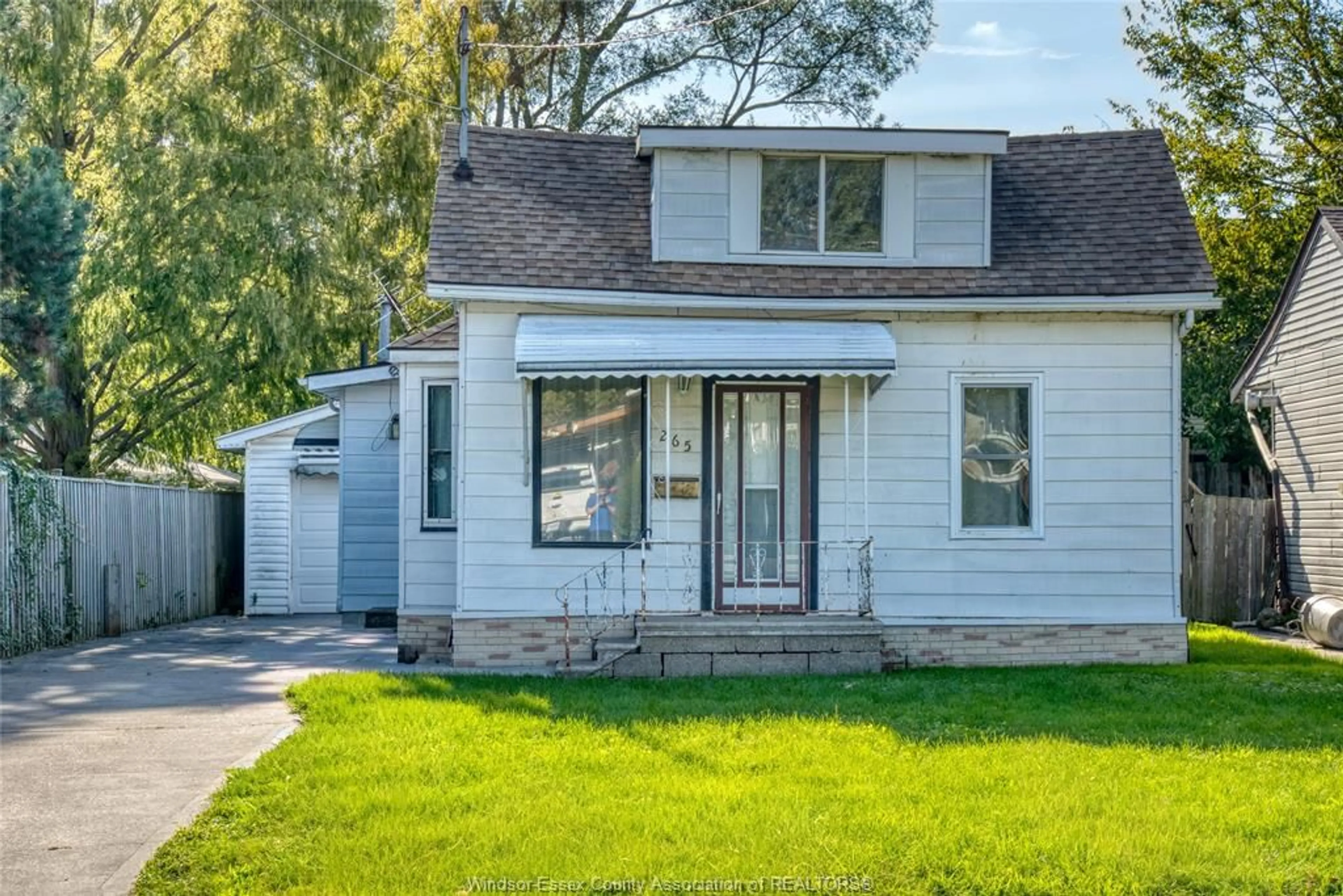Home with vinyl exterior material, street for 265 WATSON AVE, Windsor Ontario N8S 2S3
