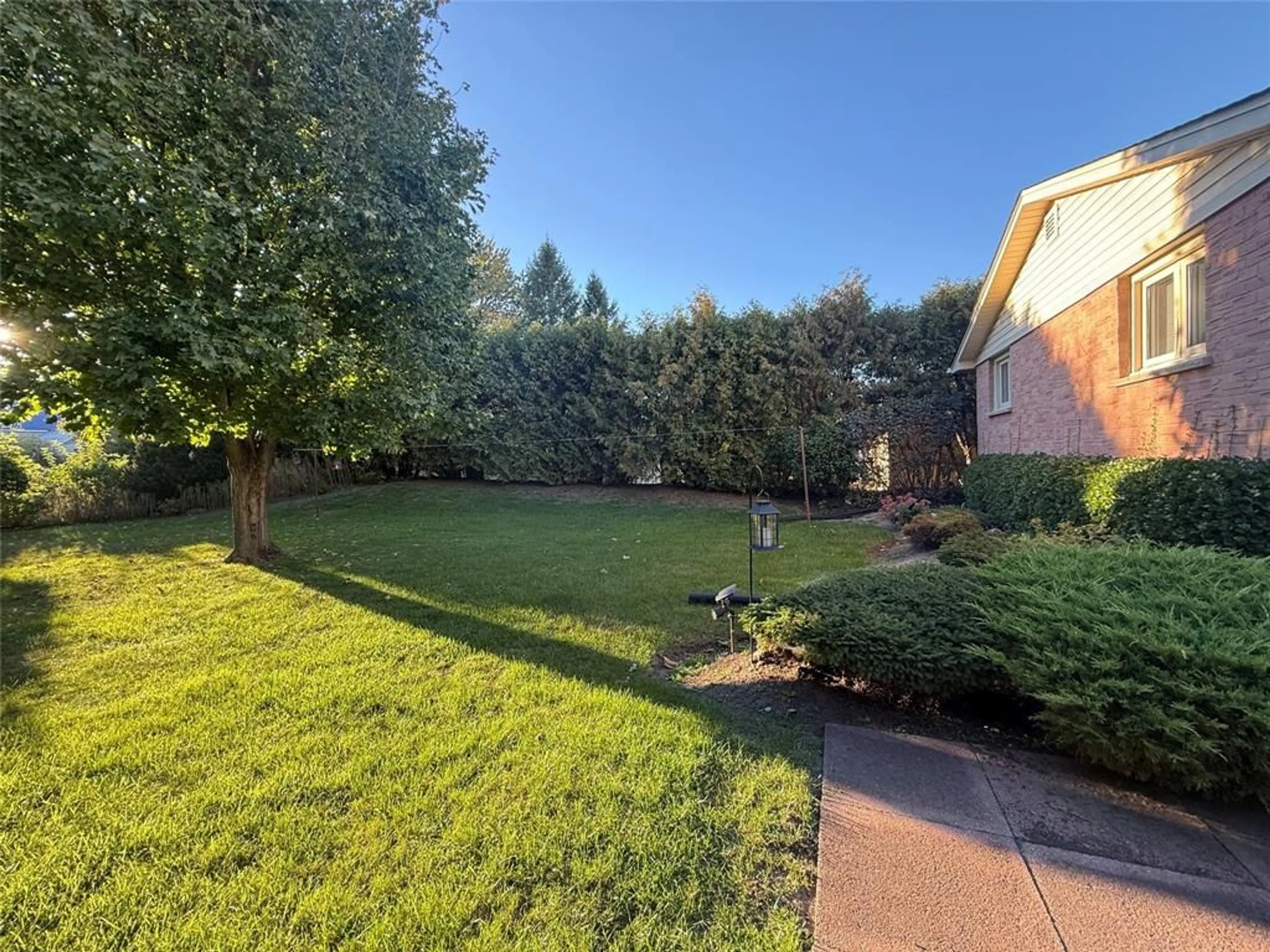 A pic from outside/outdoor area/front of a property/back of a property/a pic from drone, unknown for 274 FRANCES St, Strathroy Ontario N7G 2L6
