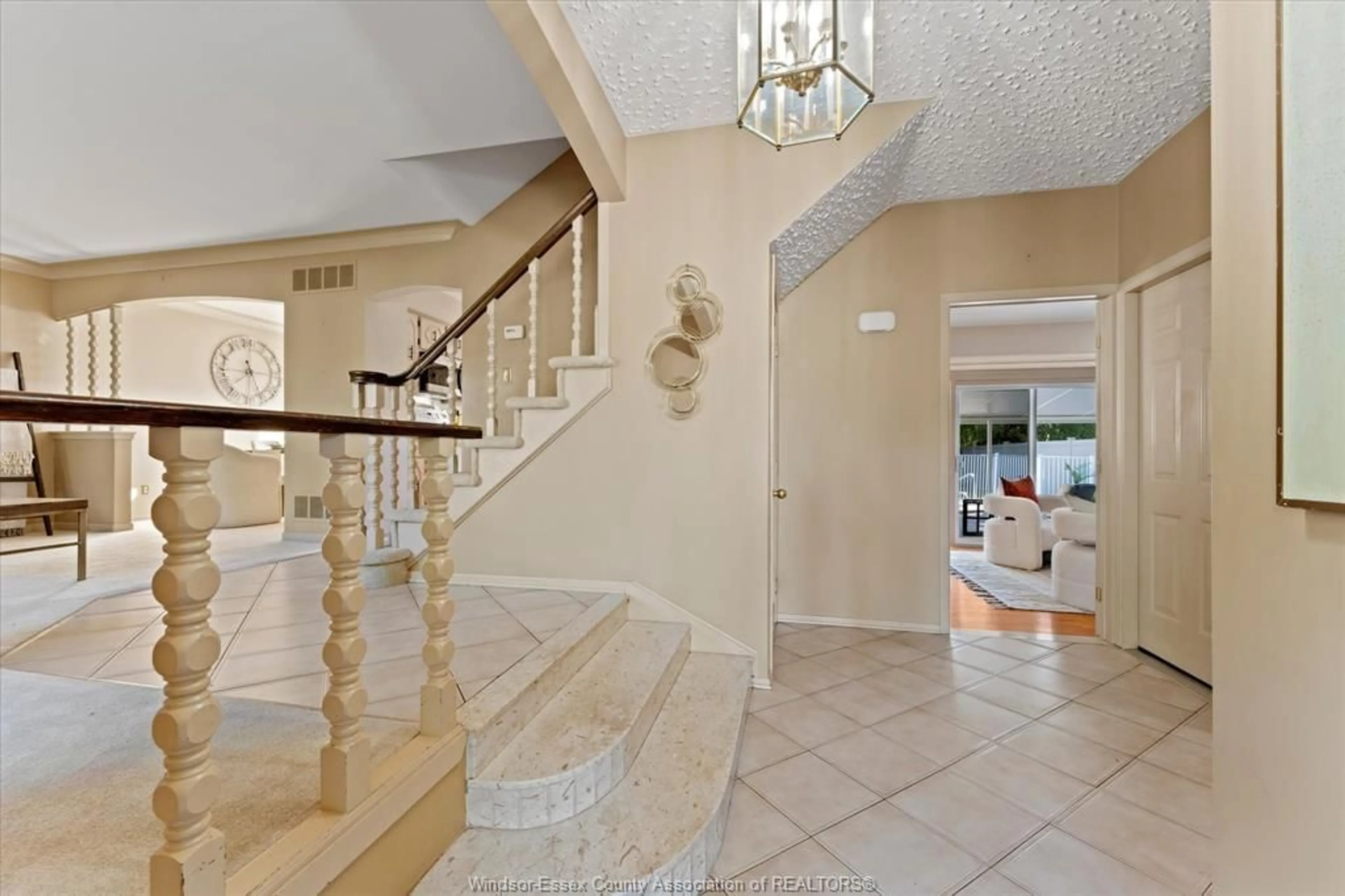 Indoor foyer for 182 CENTENNIAL, Tecumseh Ontario N8N 2N6