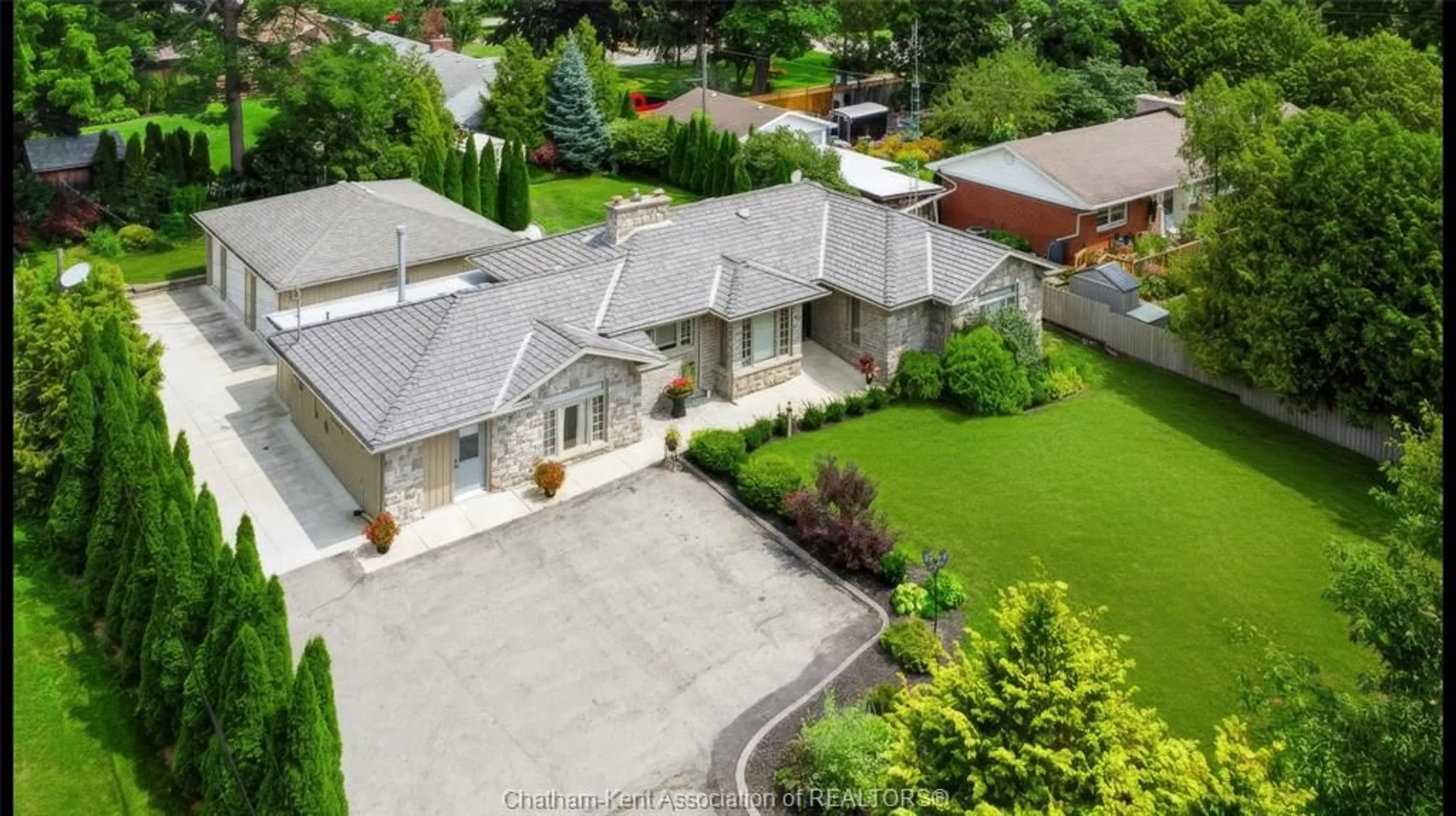 A pic from outside/outdoor area/front of a property/back of a property/a pic from drone, street for 931 Charing Cross Rd, Chatham Ontario N7M 5H7