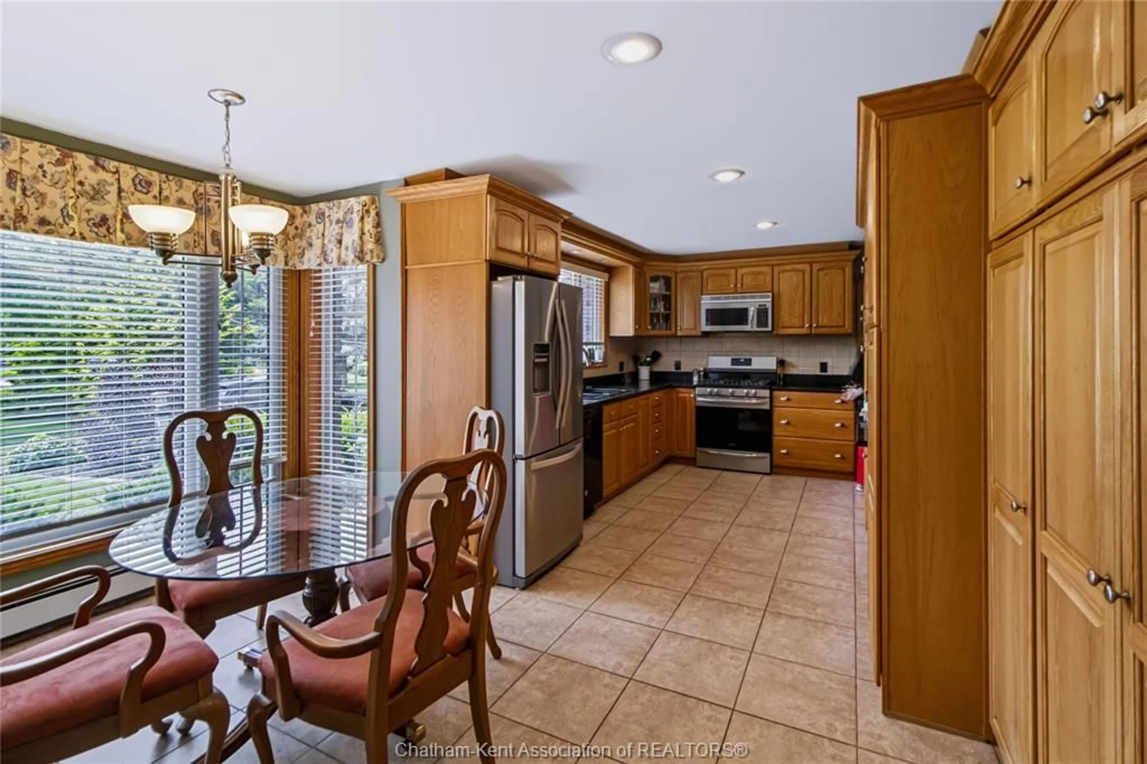 Open concept kitchen, ceramic/tile floor for 931 Charing Cross Rd, Chatham Ontario N7M 5H7