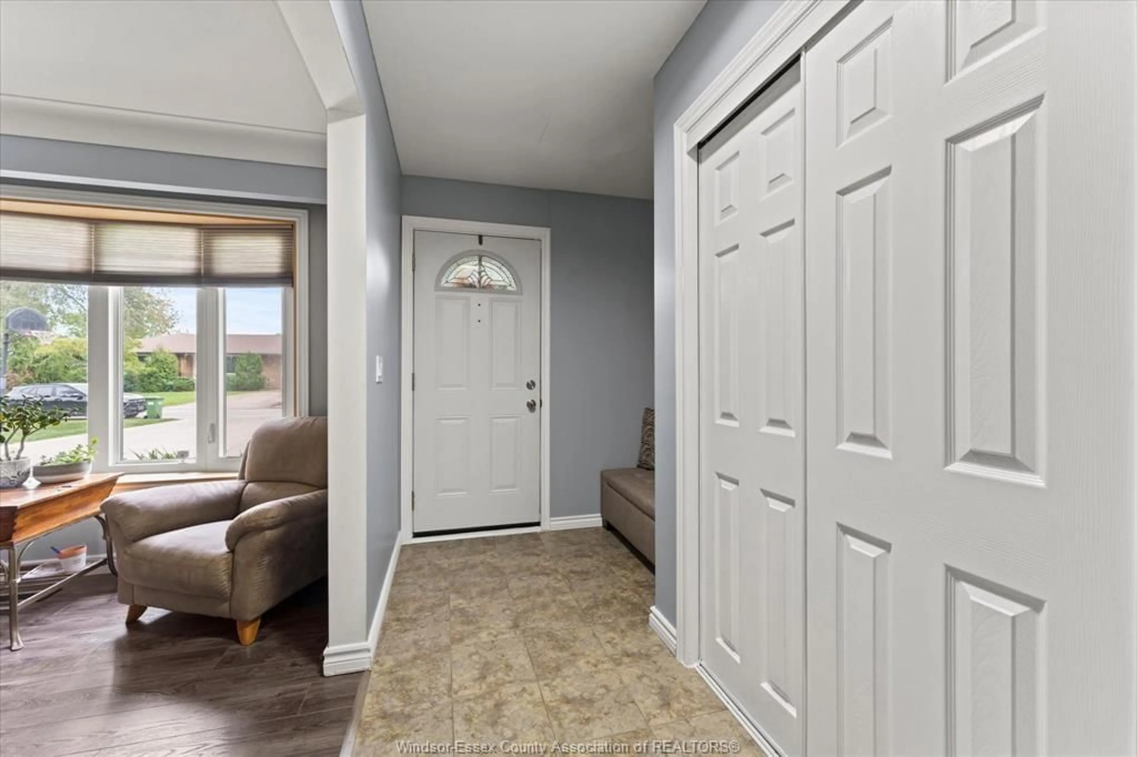 Indoor entryway for 3831 KATHLEEN, Windsor Ontario N9G 1R1