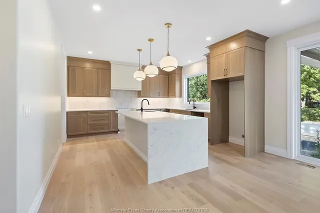 3586 SUTTON Ave, Windsor 5