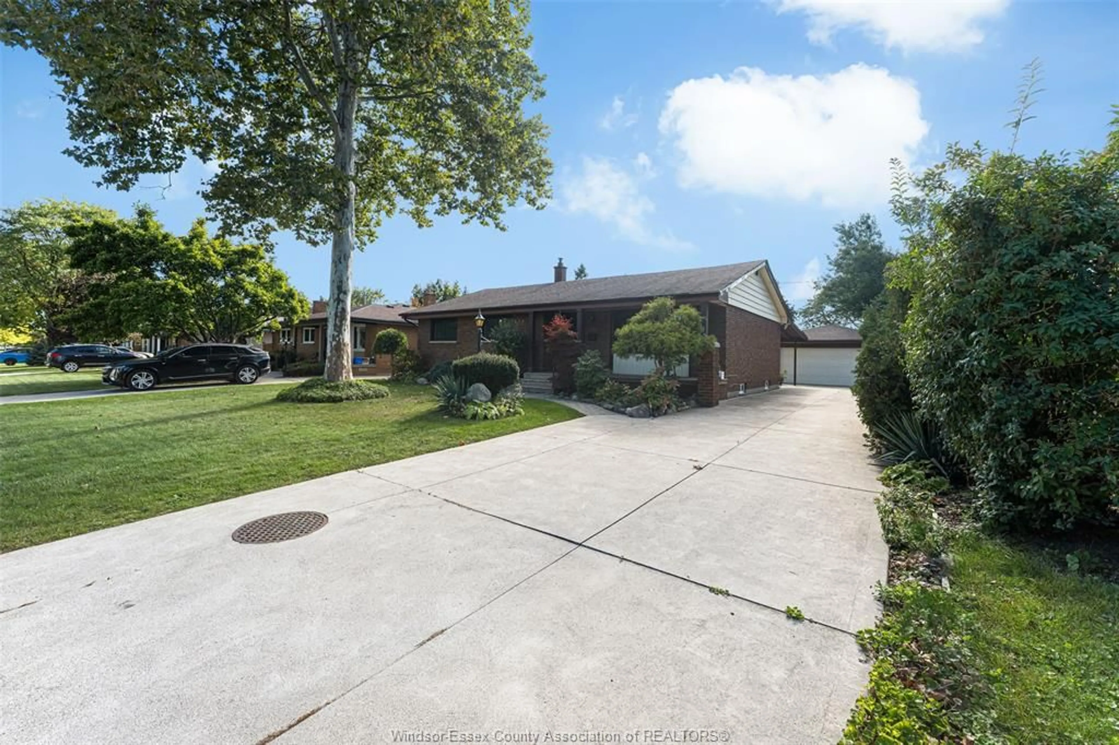 A pic from outside/outdoor area/front of a property/back of a property/a pic from drone, street for 2545 ST. PATRICKS'S Ave, Windsor Ontario N9E 3G5