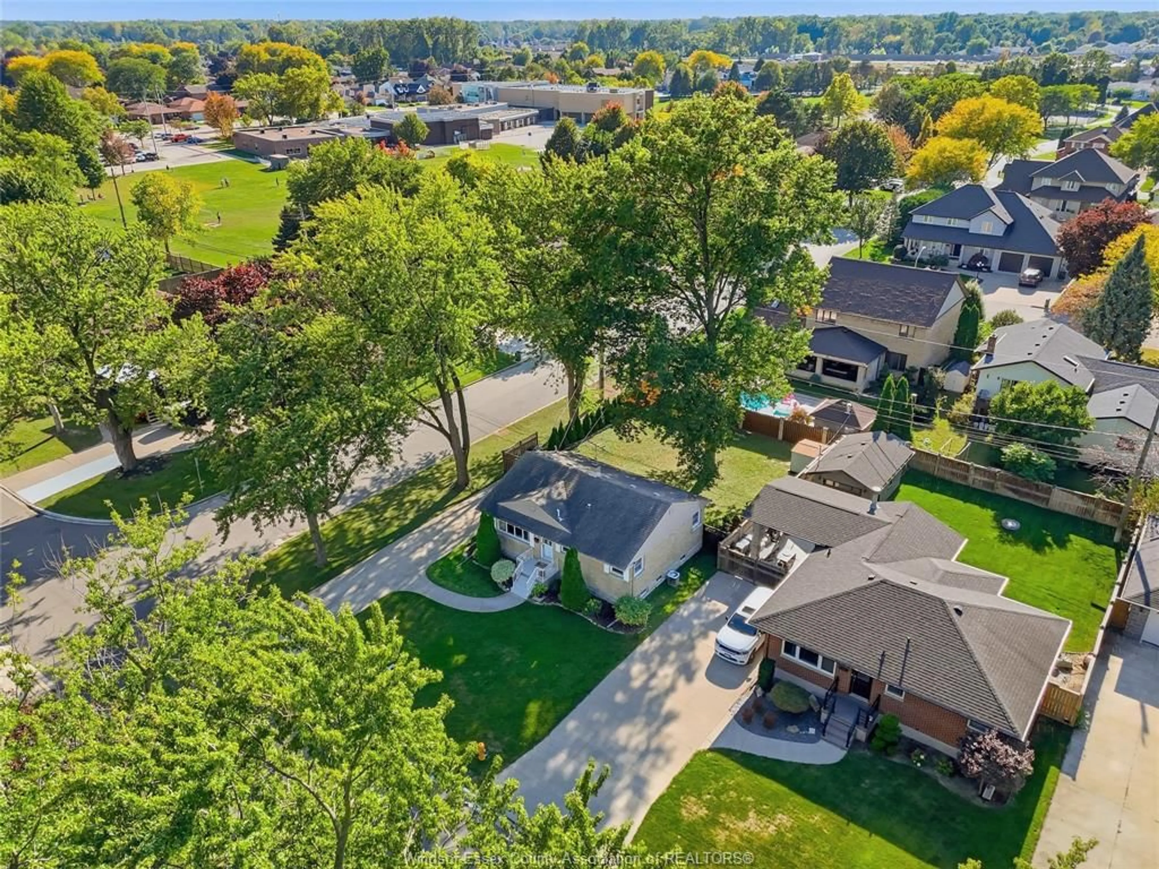 A pic from outside/outdoor area/front of a property/back of a property/a pic from drone, street for 2691 ASKIN, Windsor Ontario N9E 3H8