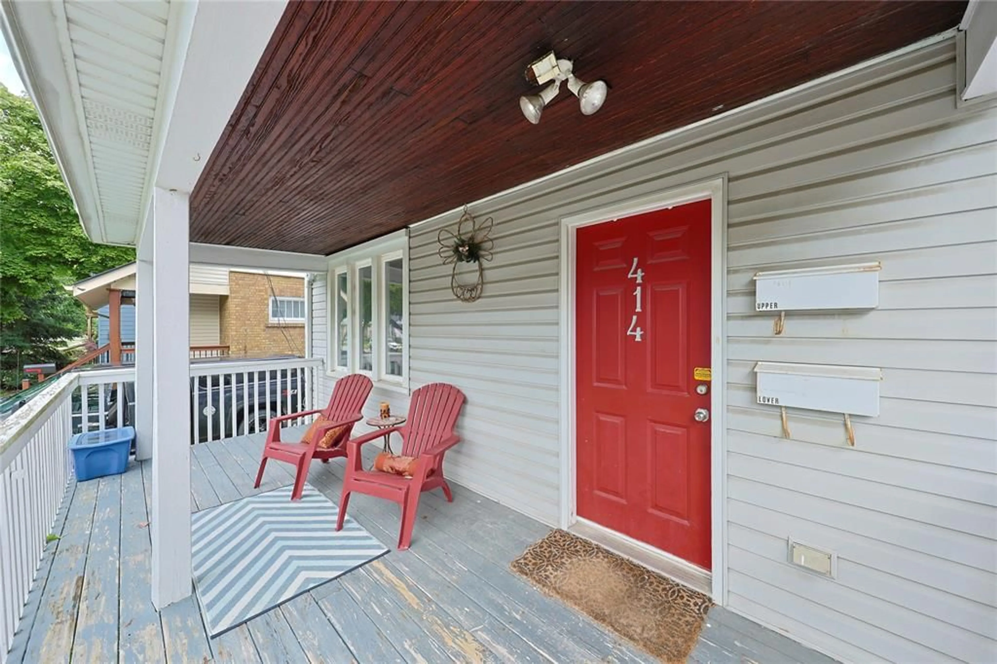 Indoor entryway for 414 DAVIS St, Sarnia Ontario N7T 1C3