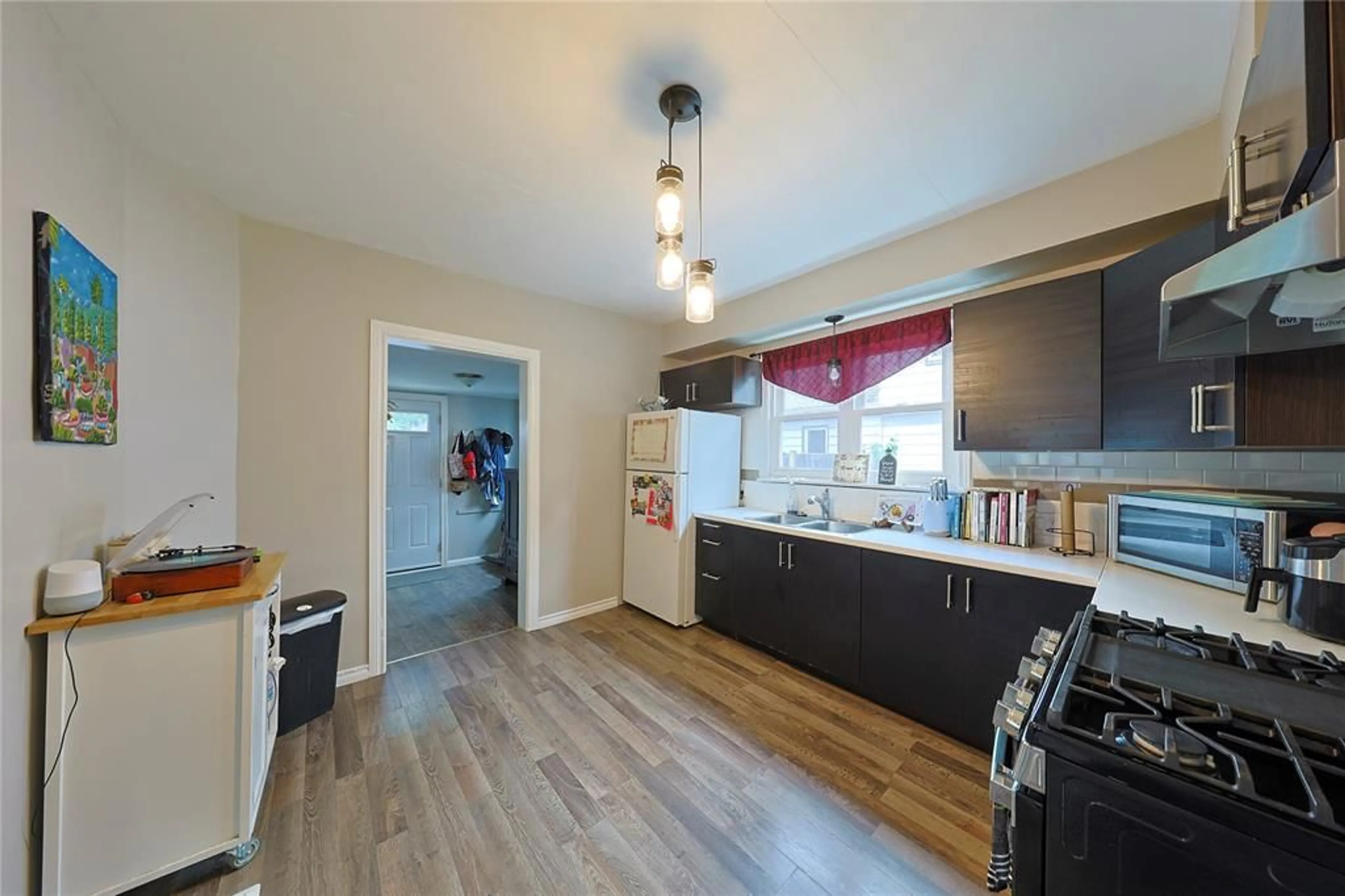 Standard kitchen, wood/laminate floor for 414 DAVIS St, Sarnia Ontario N7T 1C3