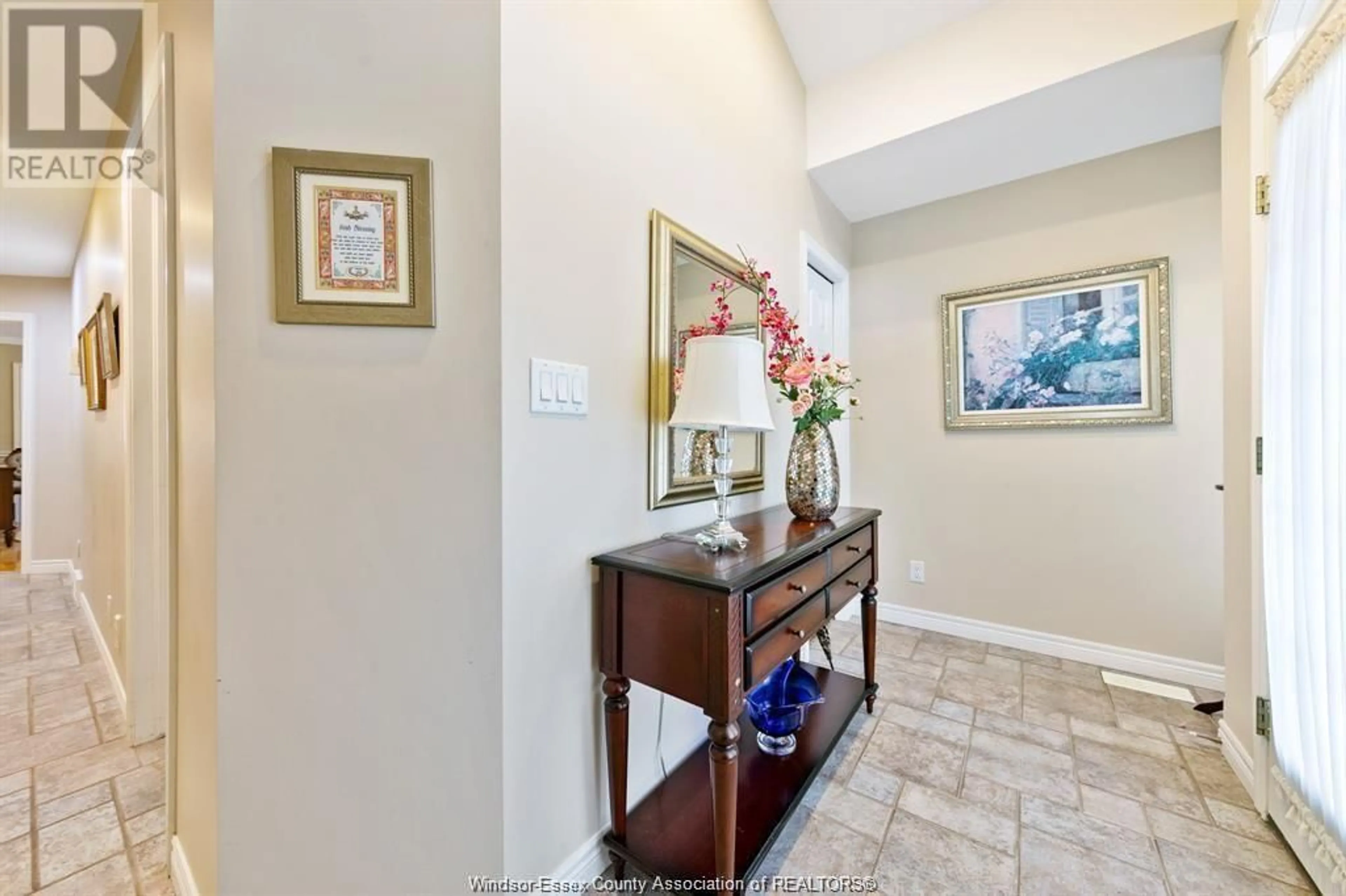 Indoor foyer for 6085 Natalie Crt, LaSalle Ontario N9H 2P5