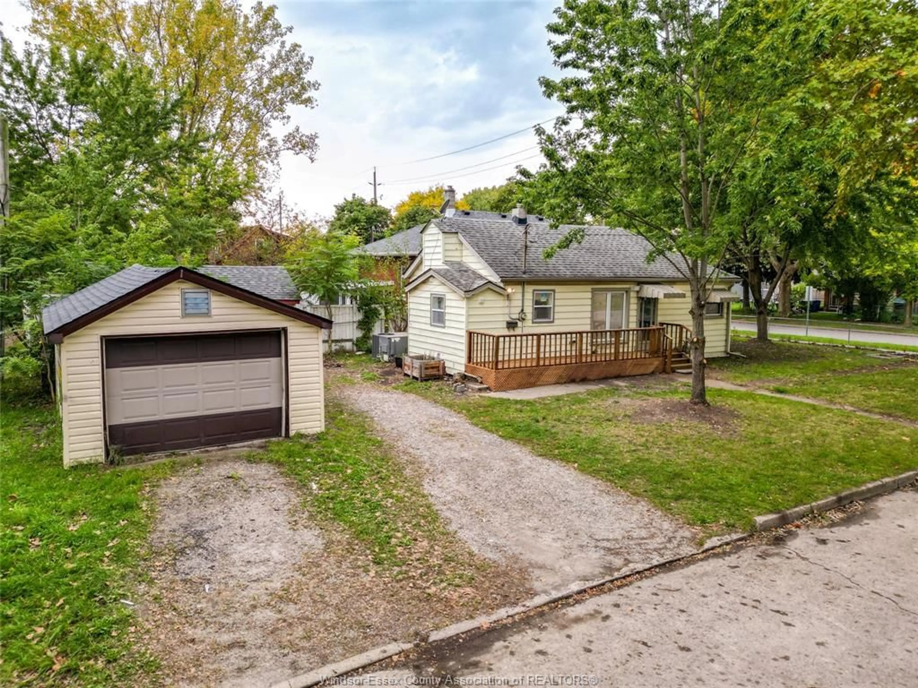 A pic from outside/outdoor area/front of a property/back of a property/a pic from drone, street for 3605 BLOOMFIELD, Windsor Ontario N9C 1S1