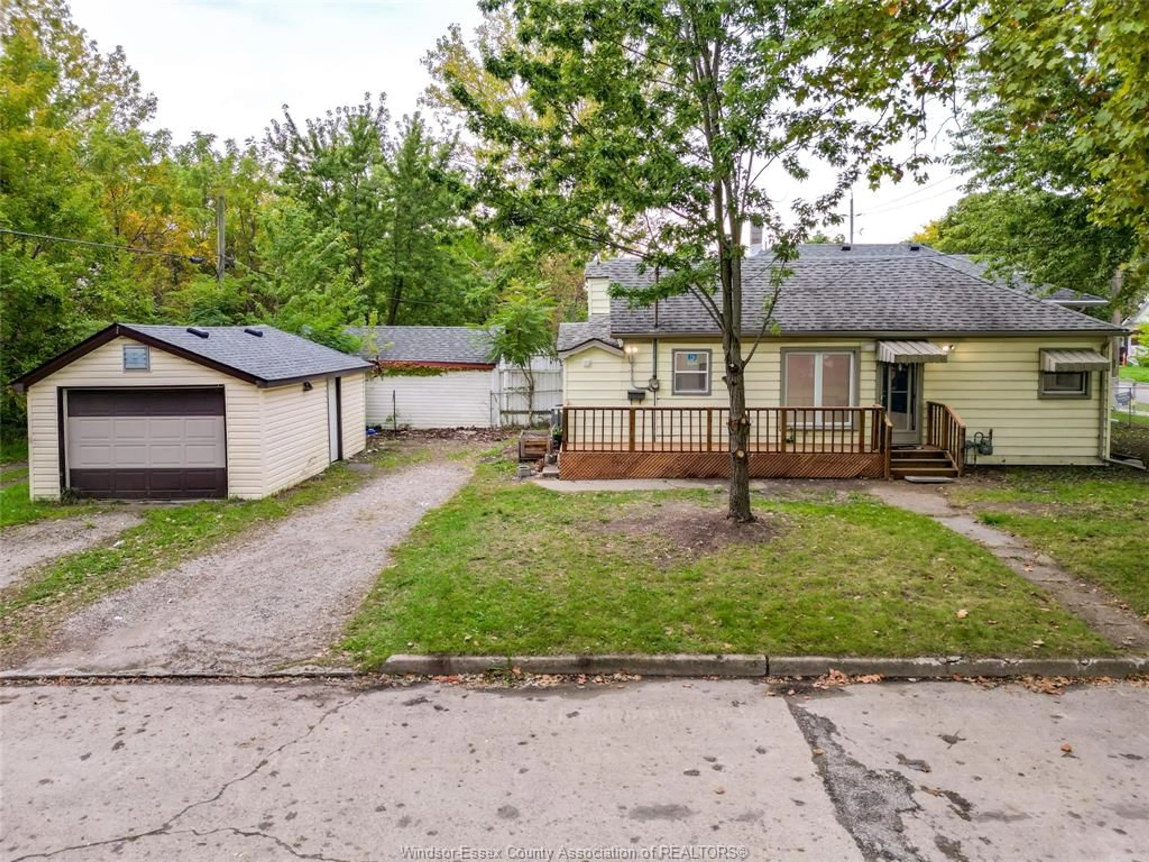 A pic from outside/outdoor area/front of a property/back of a property/a pic from drone, street for 3605 BLOOMFIELD, Windsor Ontario N9C 1S1
