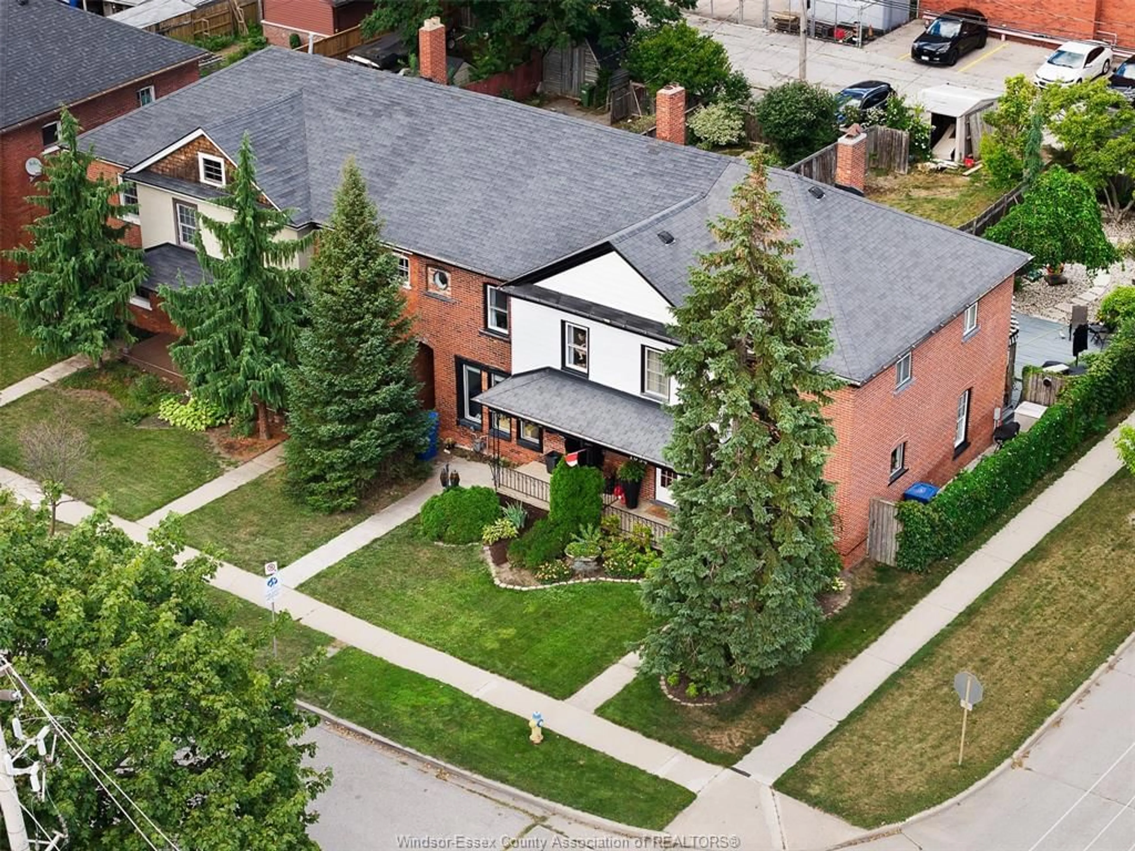 A pic from outside/outdoor area/front of a property/back of a property/a pic from drone, street for 1092 MONMOUTH Rd, Windsor Ontario N8Y 3L7