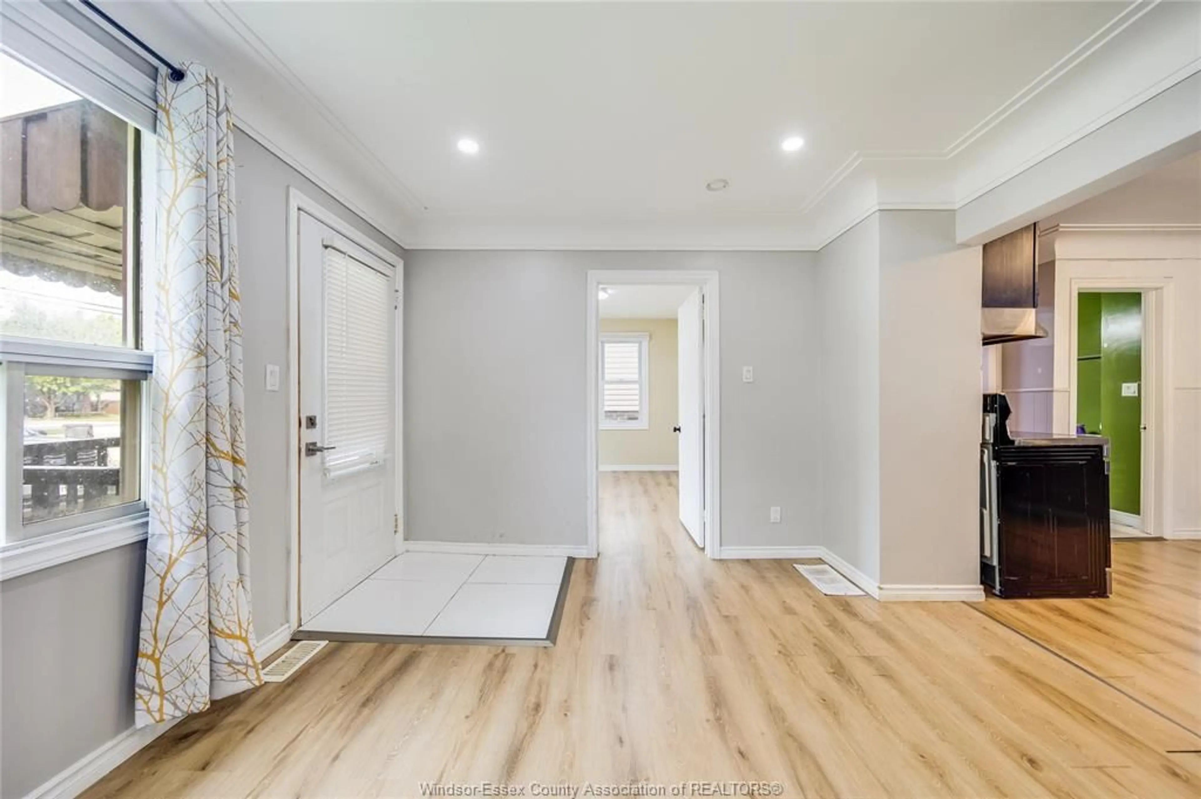Indoor entryway for 526 LESPERANCE, Tecumseh Ontario N8N 1W4