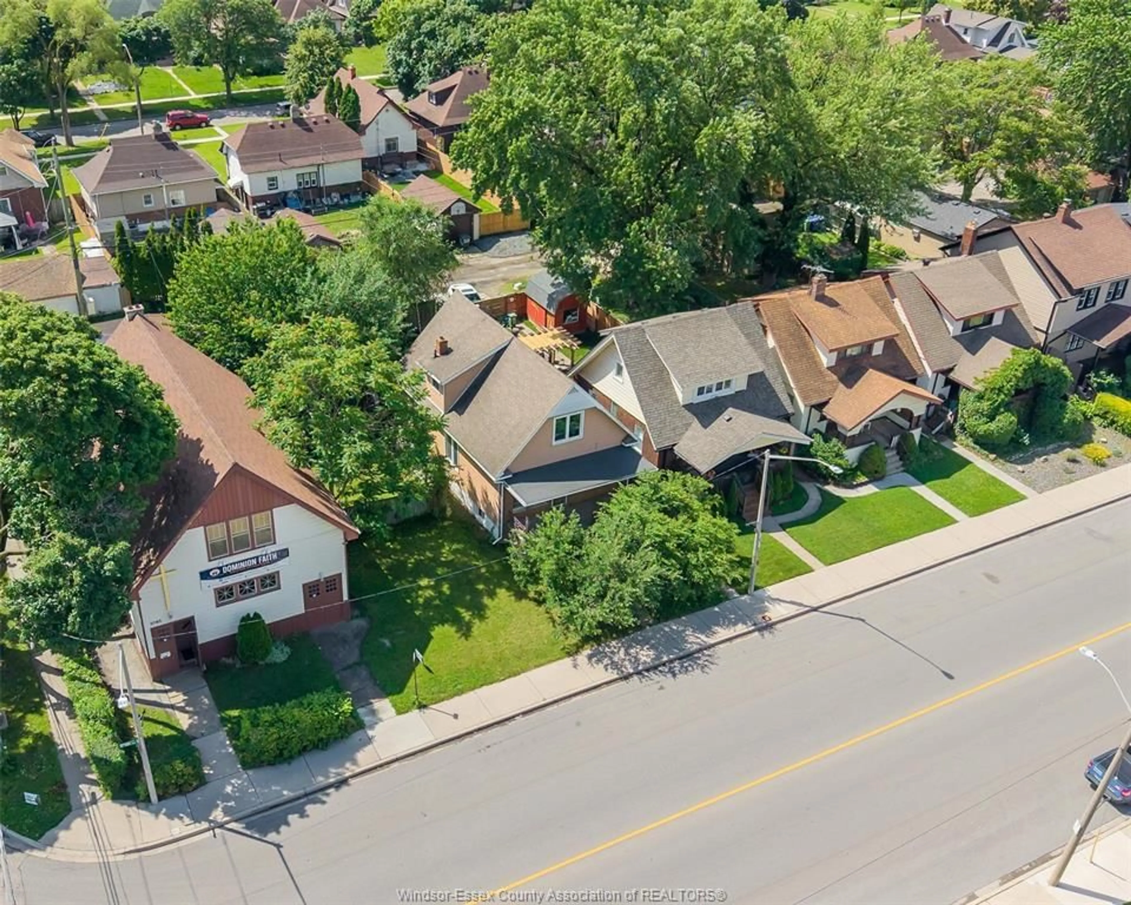A pic from outside/outdoor area/front of a property/back of a property/a pic from drone, street for 2075 OTTAWA St, Windsor Ontario N8Y 1R6