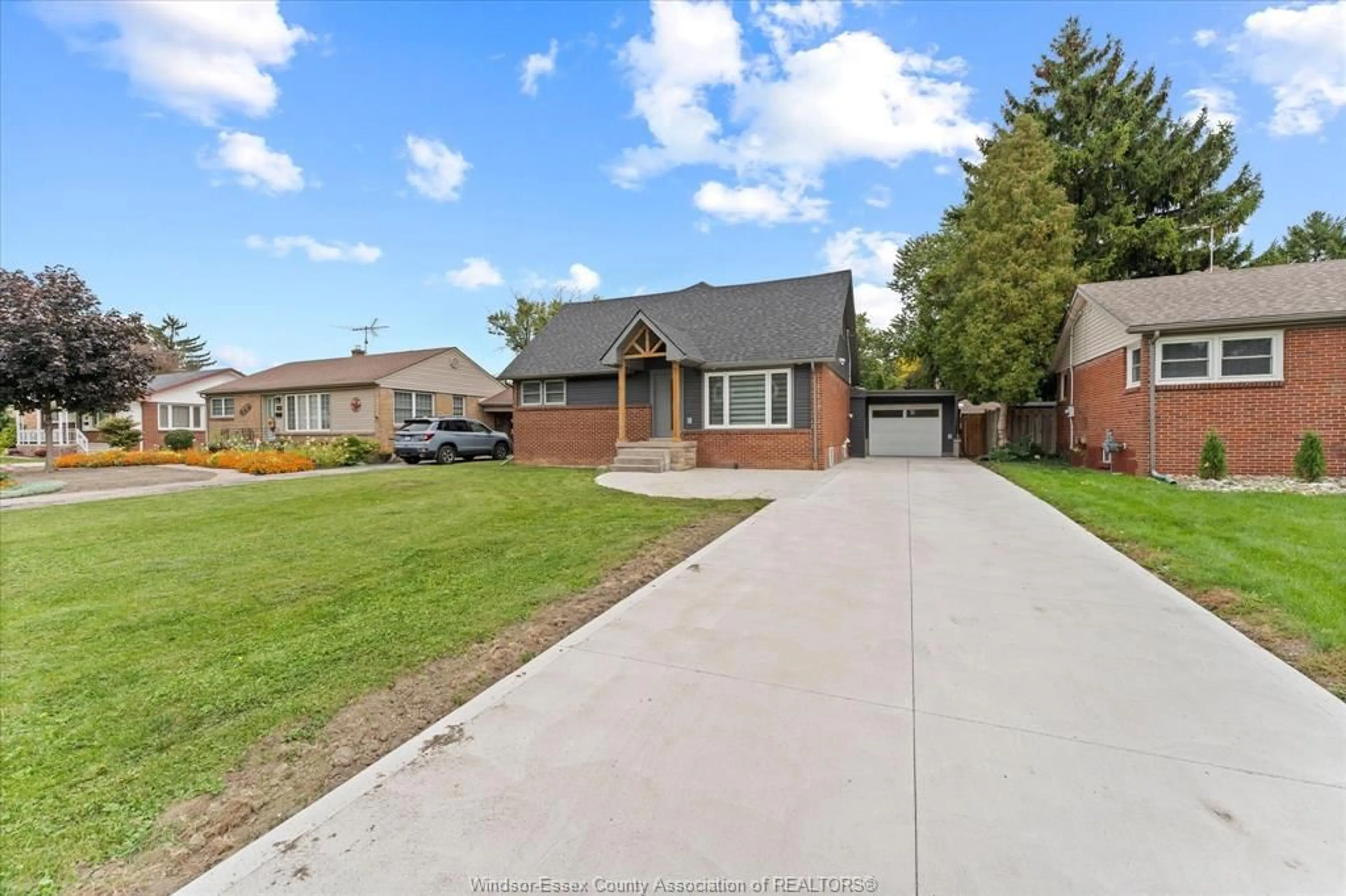 A pic from outside/outdoor area/front of a property/back of a property/a pic from drone, street for 2858 DANDURAND, Windsor Ontario N9E 2E4