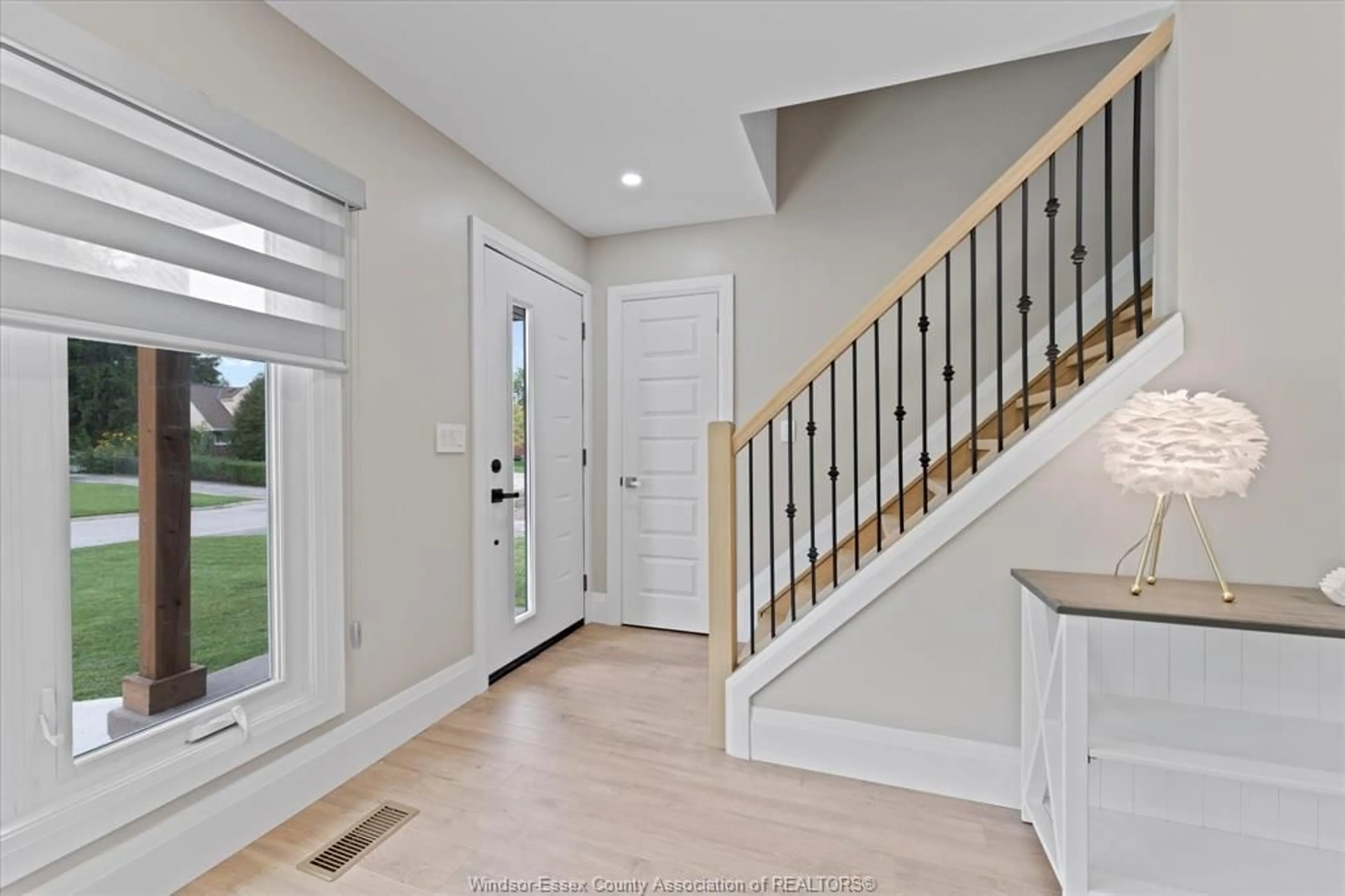 Indoor entryway for 2858 DANDURAND, Windsor Ontario N9E 2E4