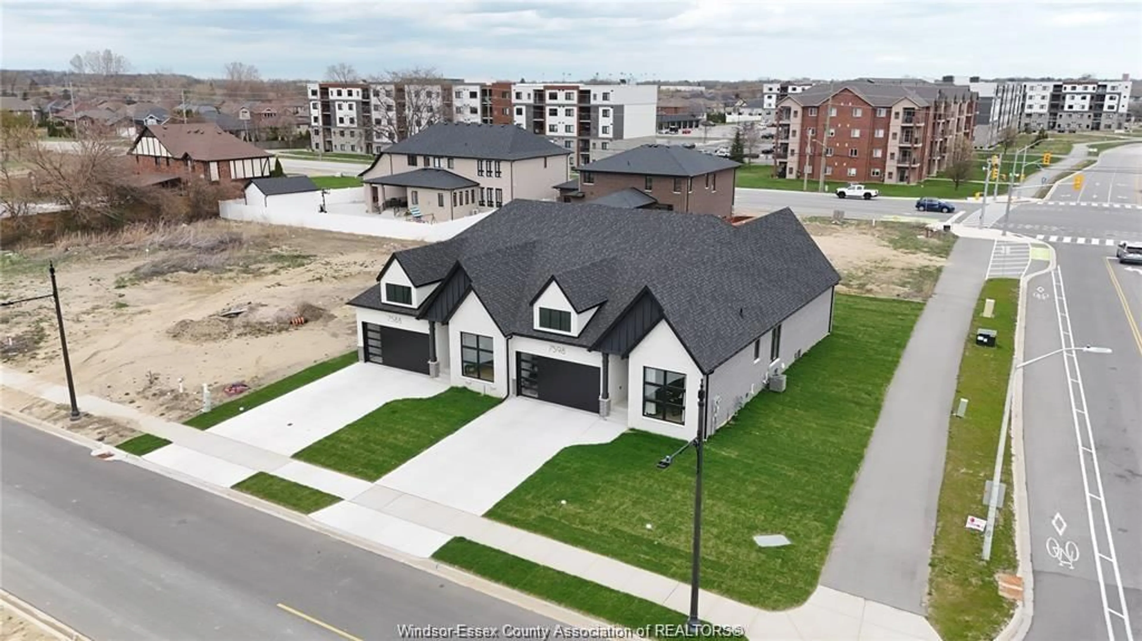 A pic from outside/outdoor area/front of a property/back of a property/a pic from drone, unknown for 7558 SILVERLEAF Lane, LaSalle Ontario N9H 1H3