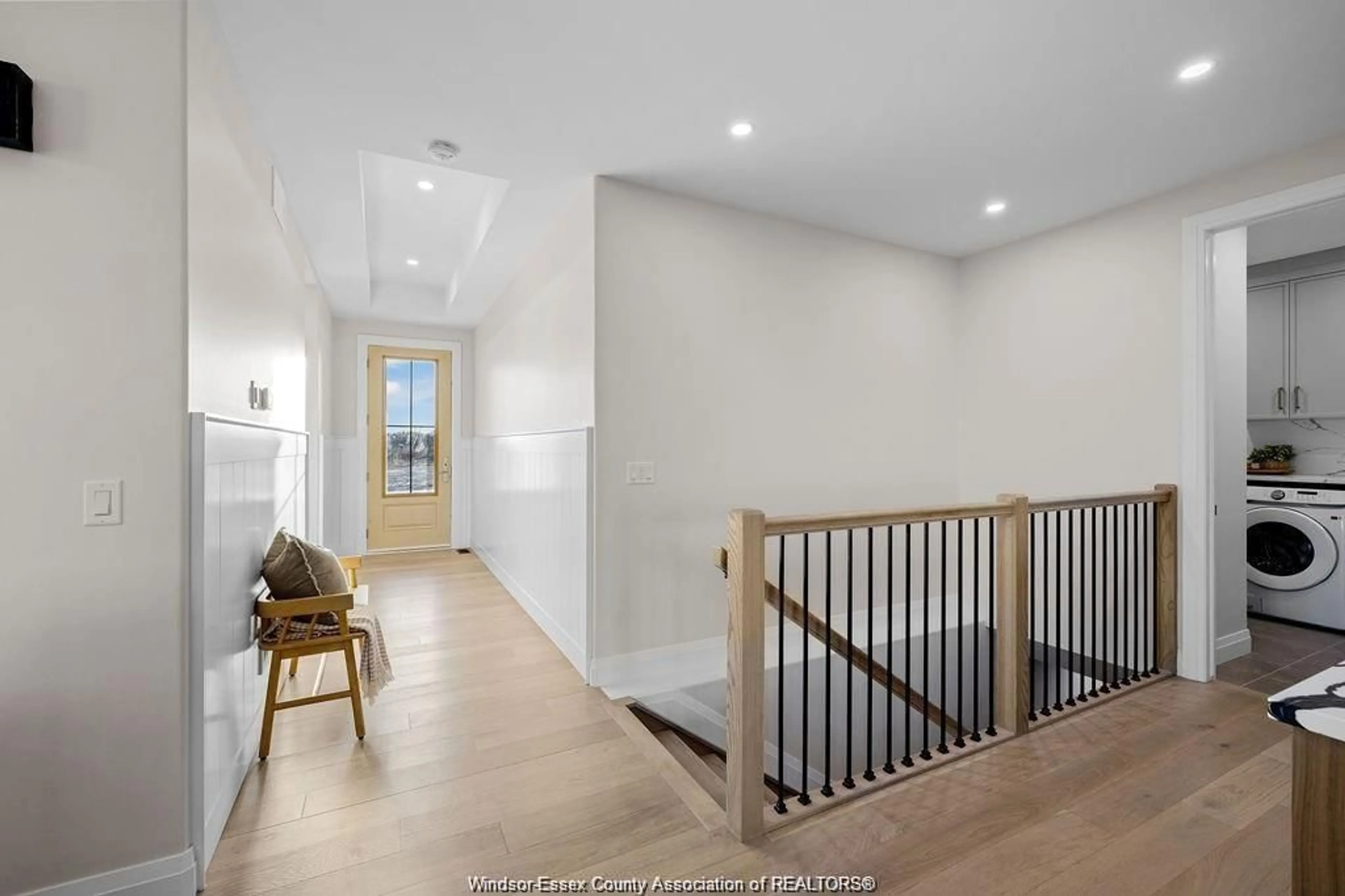 Indoor foyer for 7558 SILVERLEAF Lane, LaSalle Ontario N9H 1H3