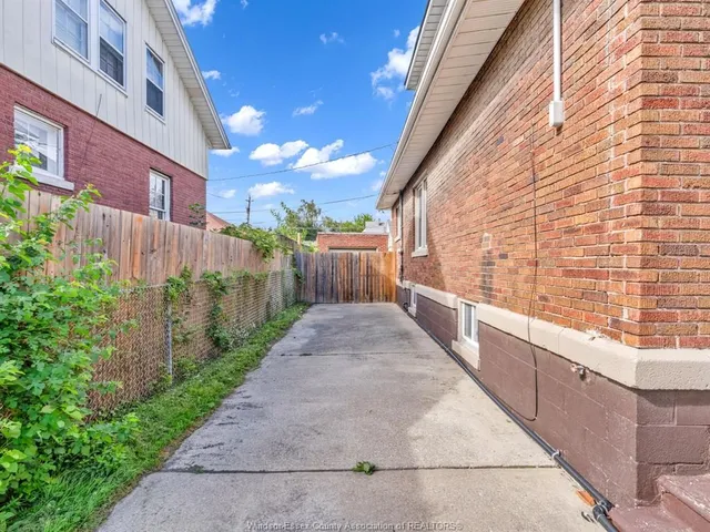172 GILES Blvd, Windsor 5