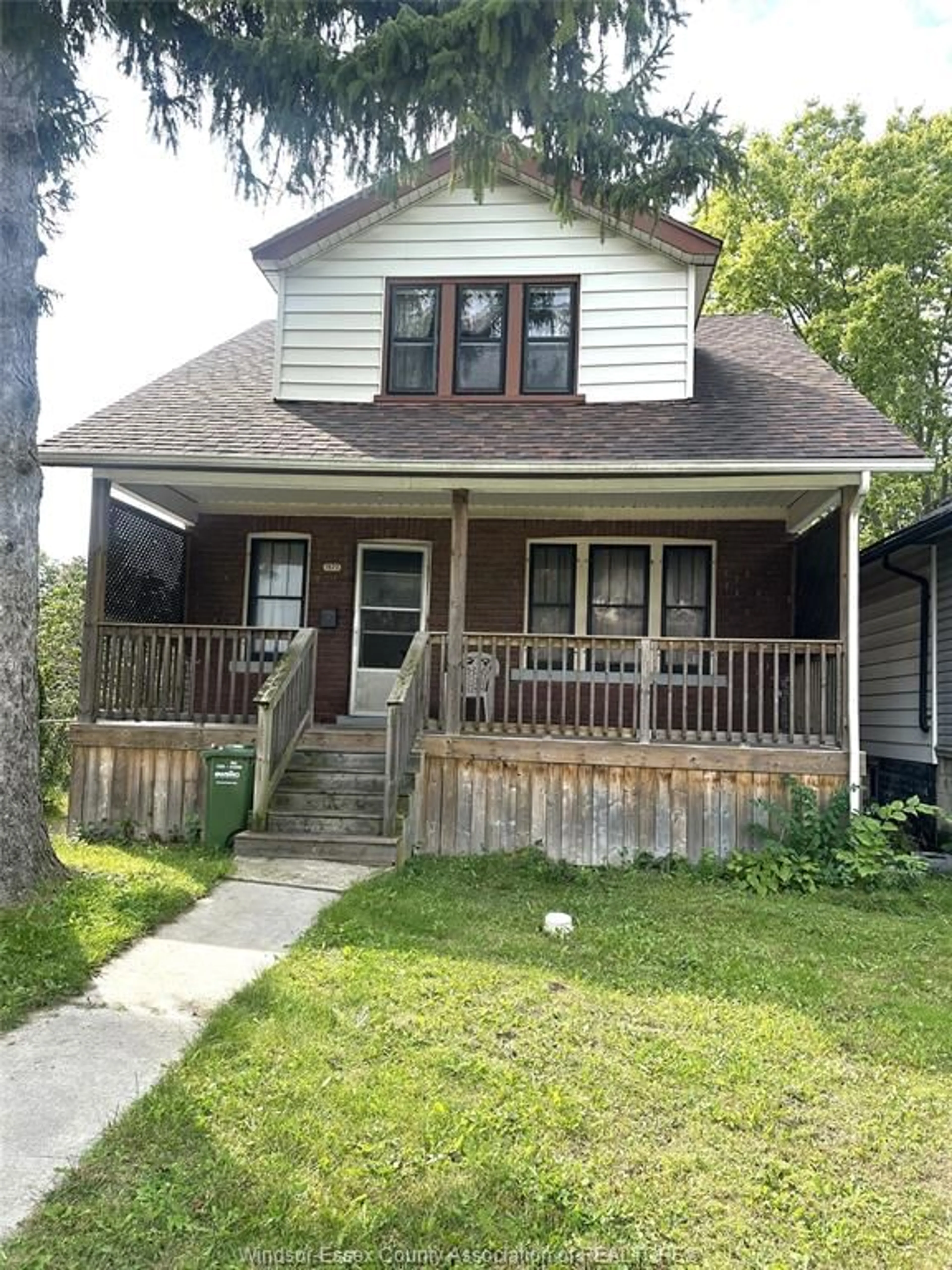 Home with vinyl exterior material, street for 1577 MOY Ave, Windsor Ontario N8X 1J4