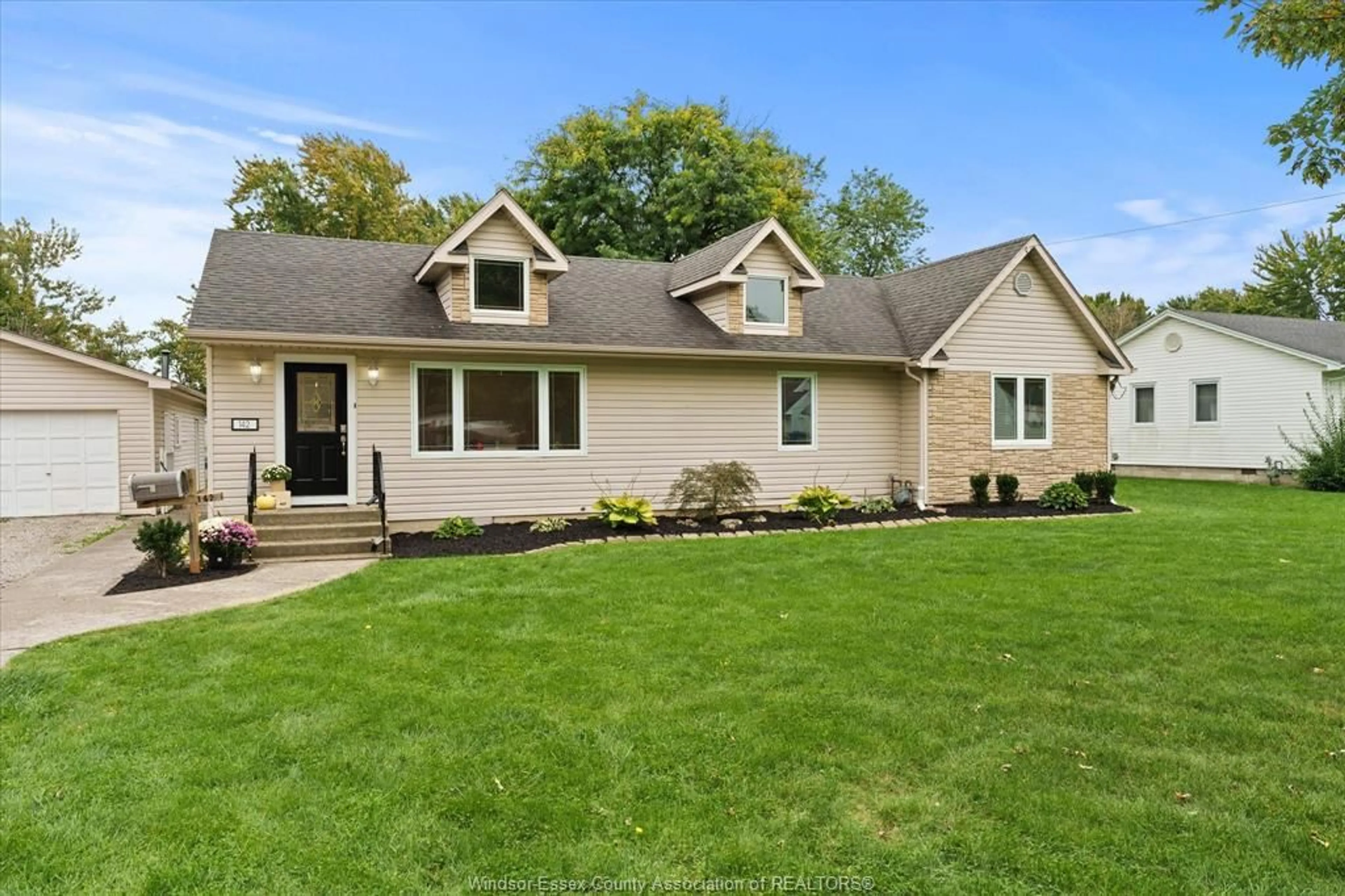 Home with vinyl exterior material, street for 142 Centre St, Essex Ontario N8M 1P9