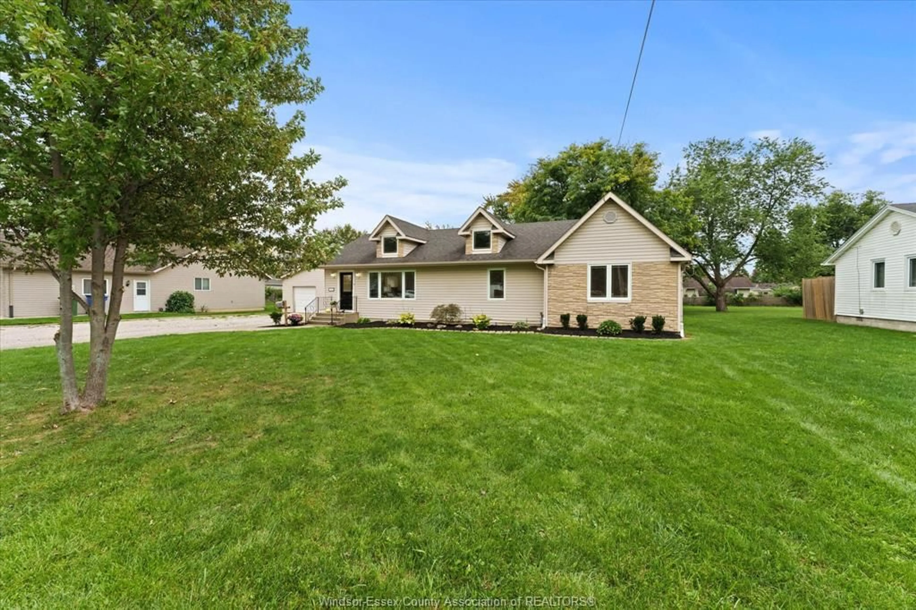 A pic from outside/outdoor area/front of a property/back of a property/a pic from drone, street for 142 Centre St, Essex Ontario N8M 1P9