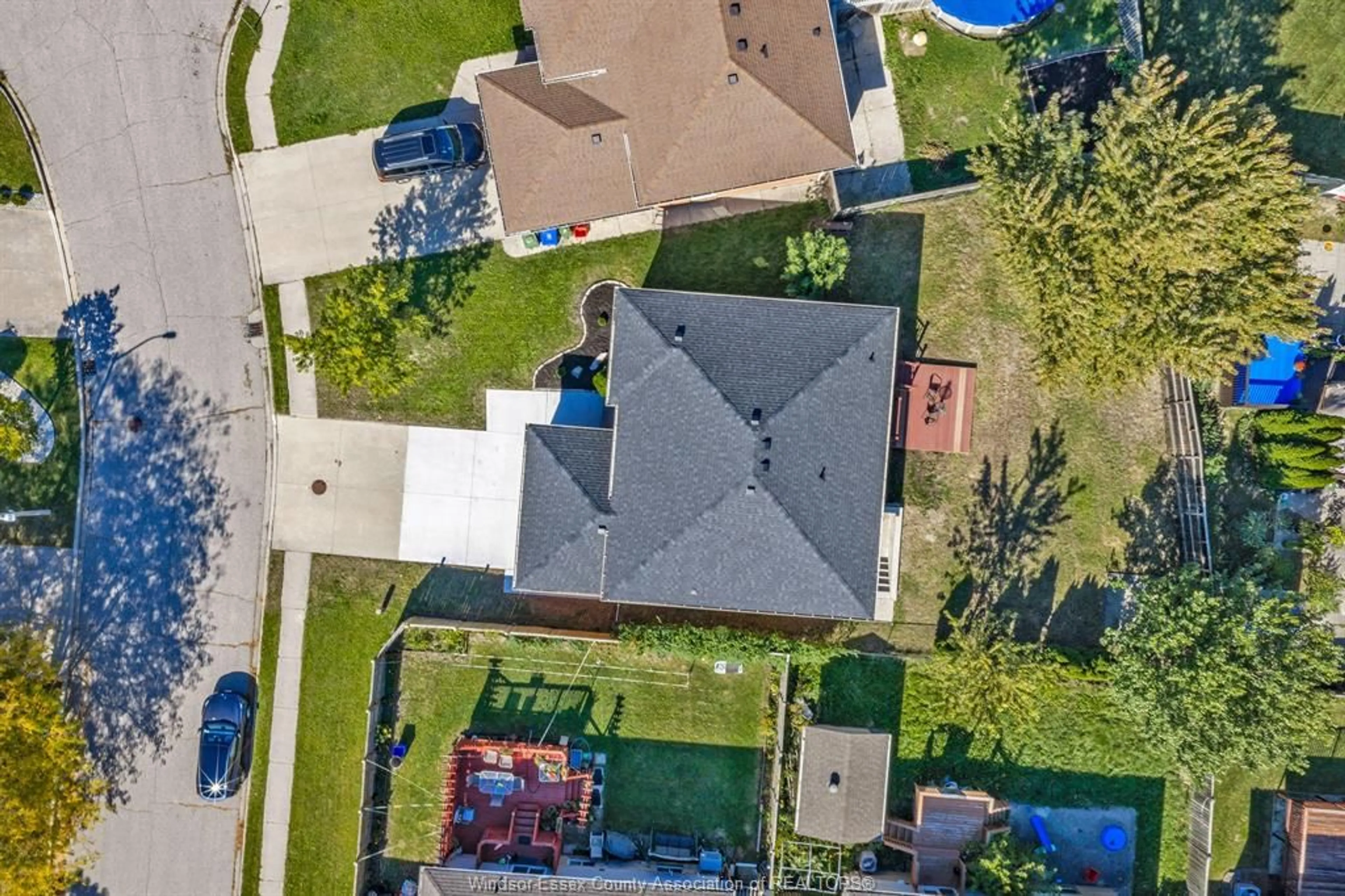 A pic from outside/outdoor area/front of a property/back of a property/a pic from drone, street for 4274 DENNISON Crt, Windsor Ontario N9G 2Y8