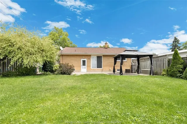 465 CHRISTOPHER, Windsor 5