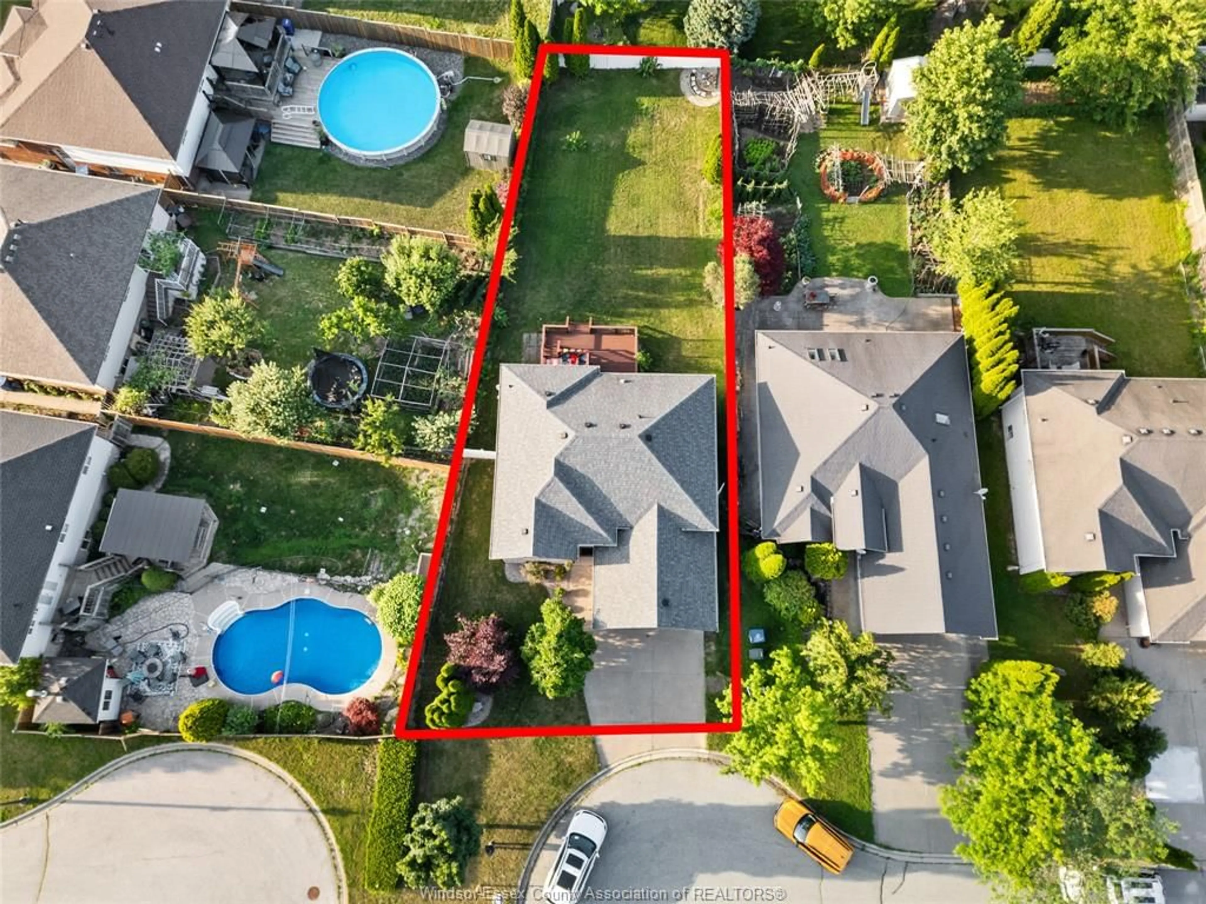 A pic from outside/outdoor area/front of a property/back of a property/a pic from drone, street for 4750 KOMINAR Crt, Windsor Ontario N9G 2W6