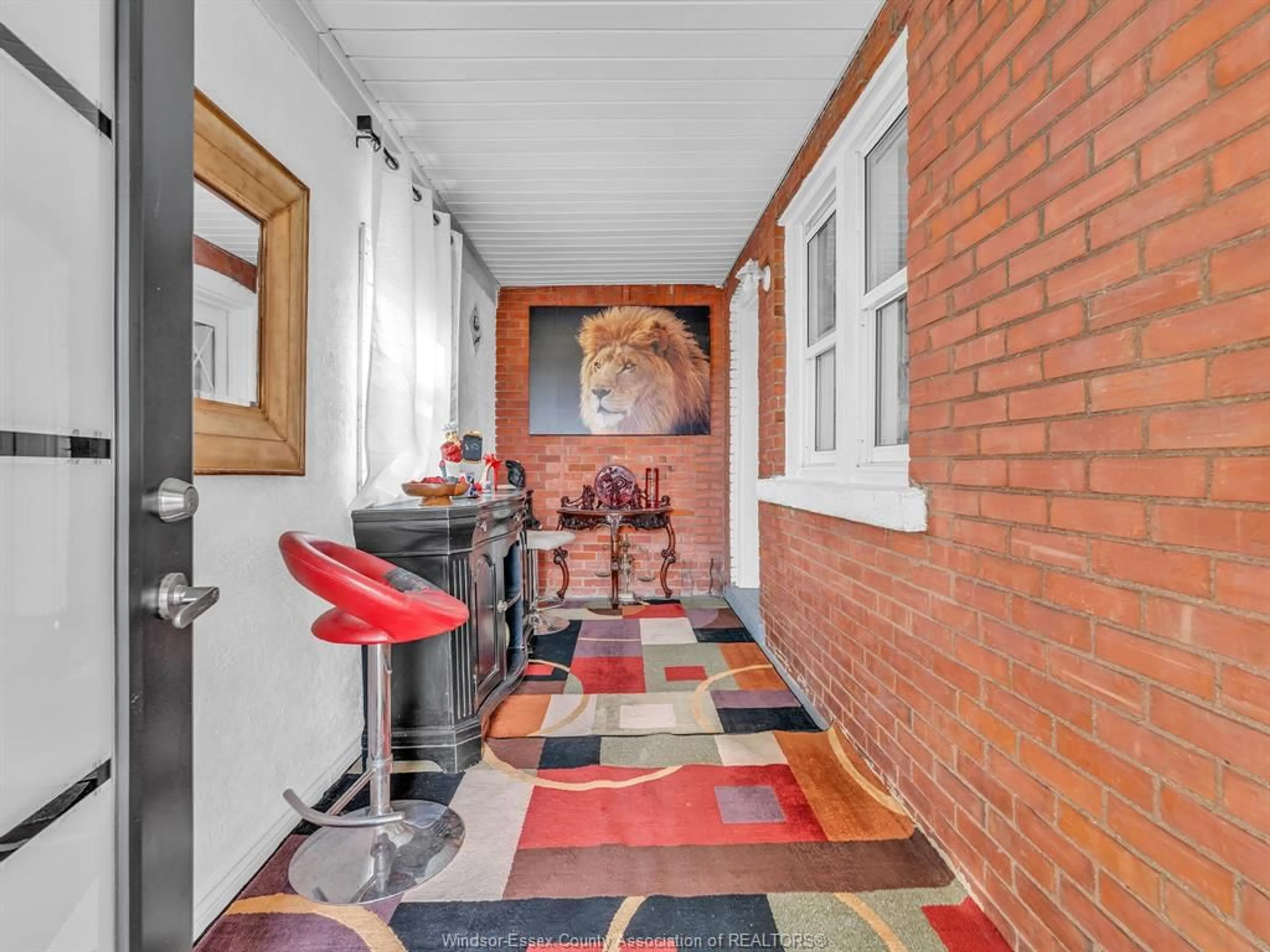 Indoor foyer for 909 Mersea Road 10, Leamington Ontario N0P 2J0