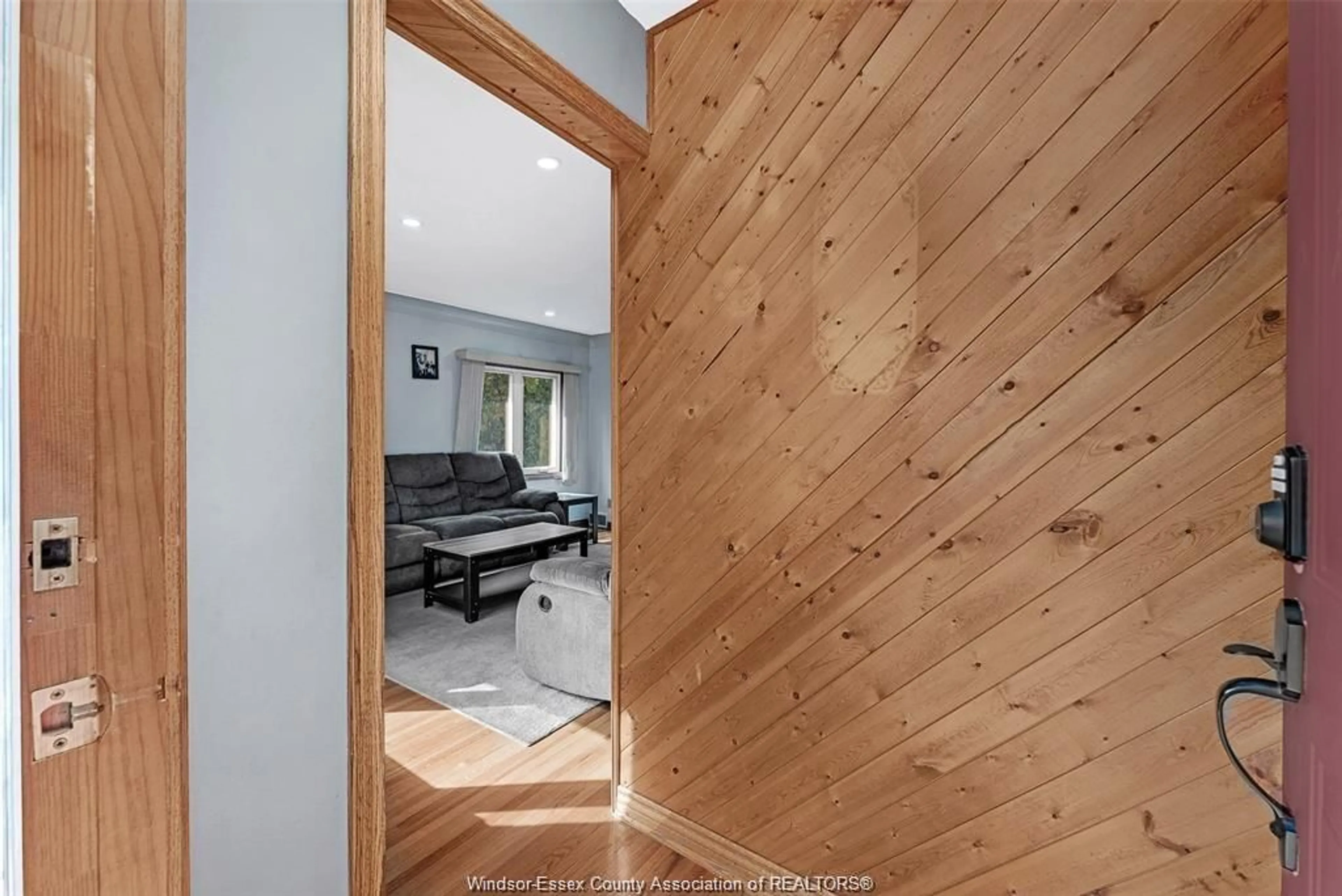 Indoor foyer for 616 DUCHARME St, Windsor Ontario N9G 1K6