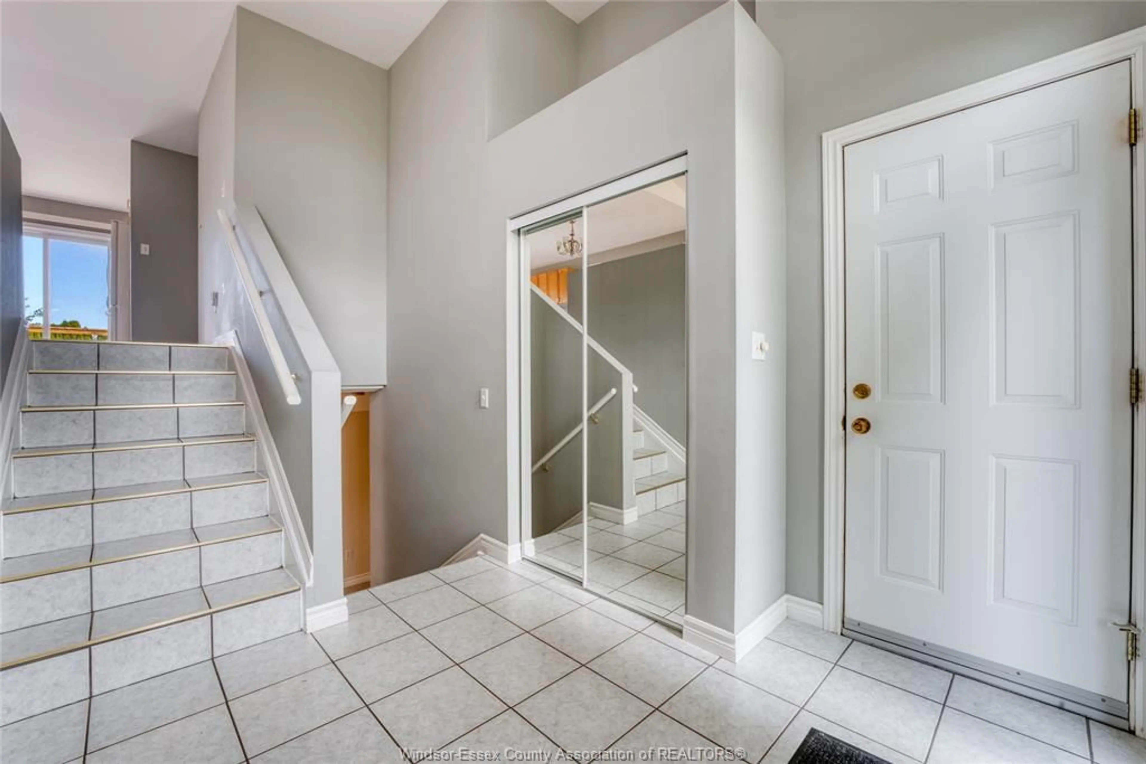 Indoor entryway for 879 WESTWOOD, Lakeshore Ontario N8L 1E9
