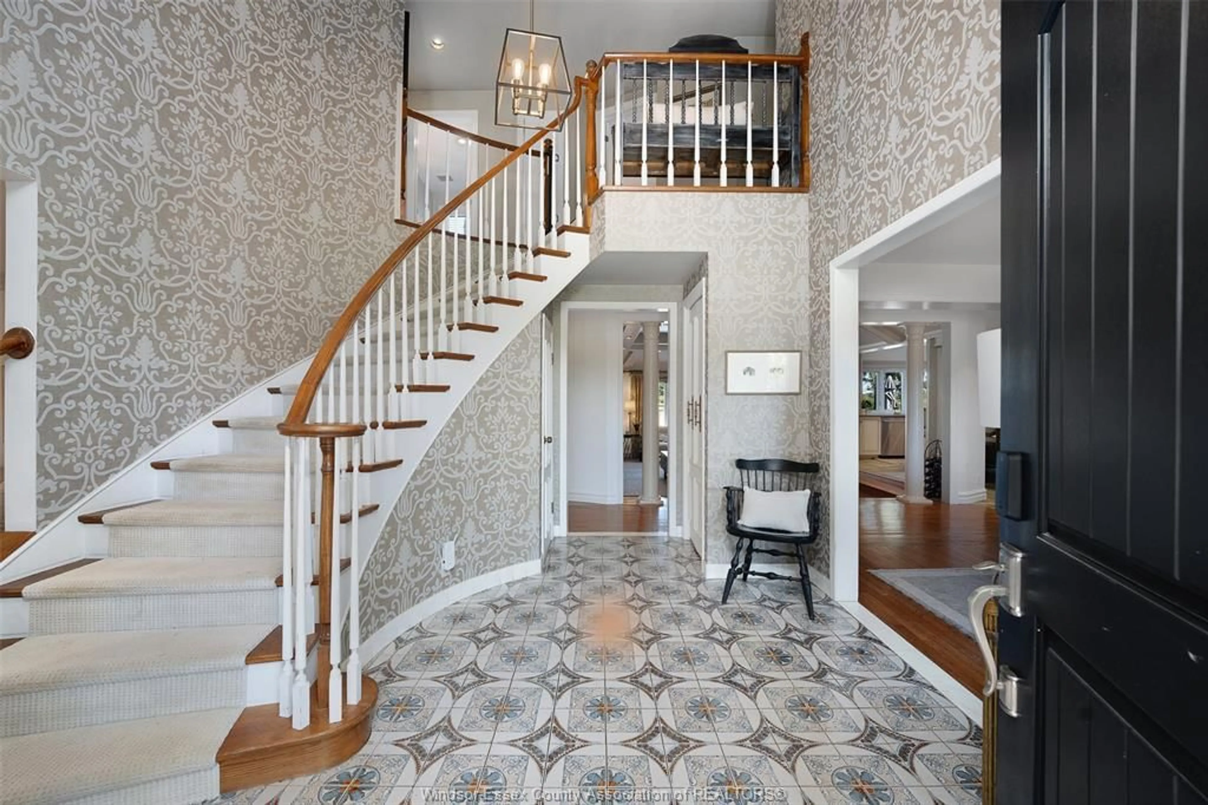 Indoor foyer for 269 ROAD 11, Kingsville Ontario N0R 1V0