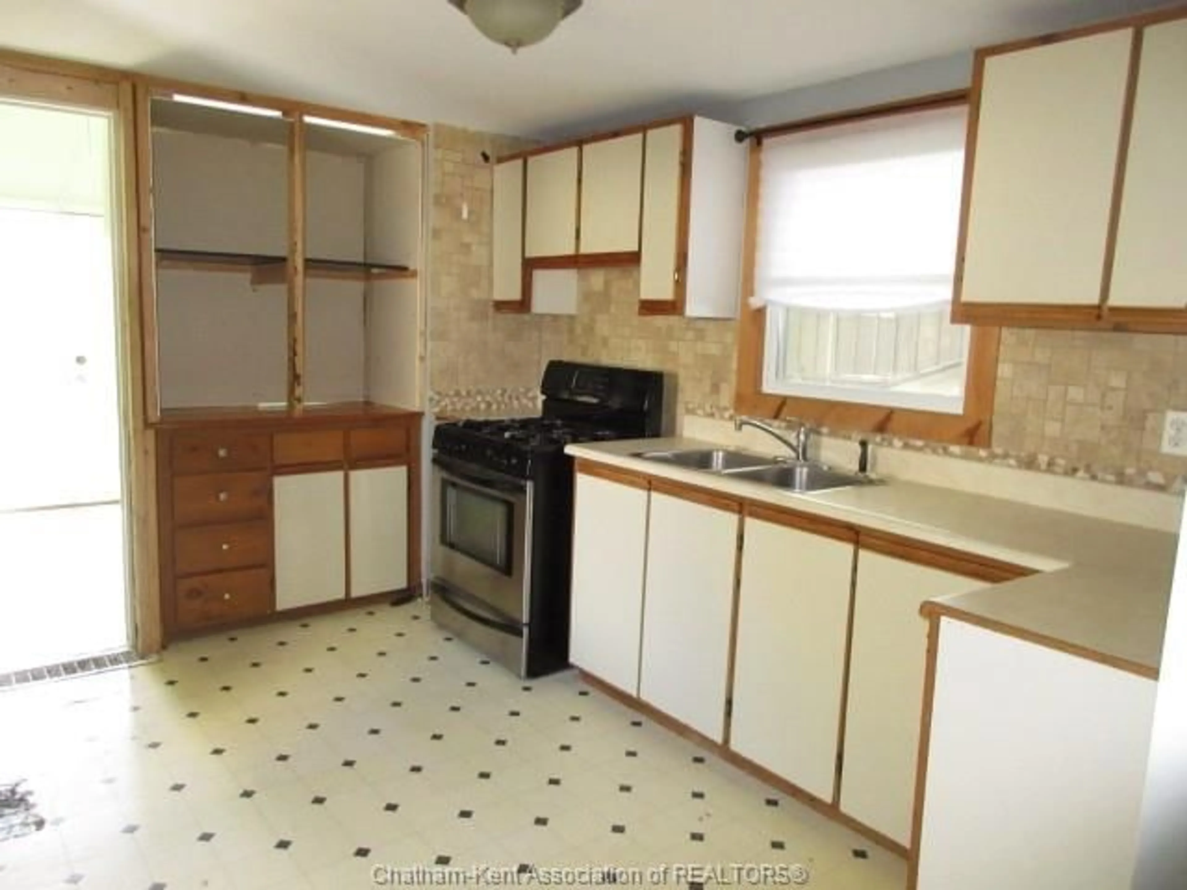 Standard kitchen, ceramic/tile floor for 640 WALLACE St, Wallaceburg Ontario N8A 1K5