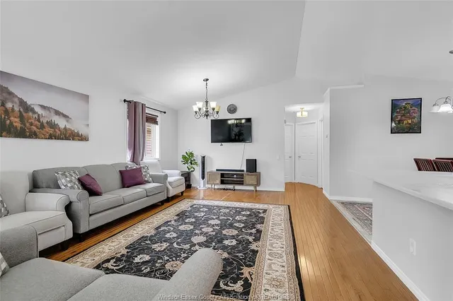 1007 SILVERDALE, Windsor 5