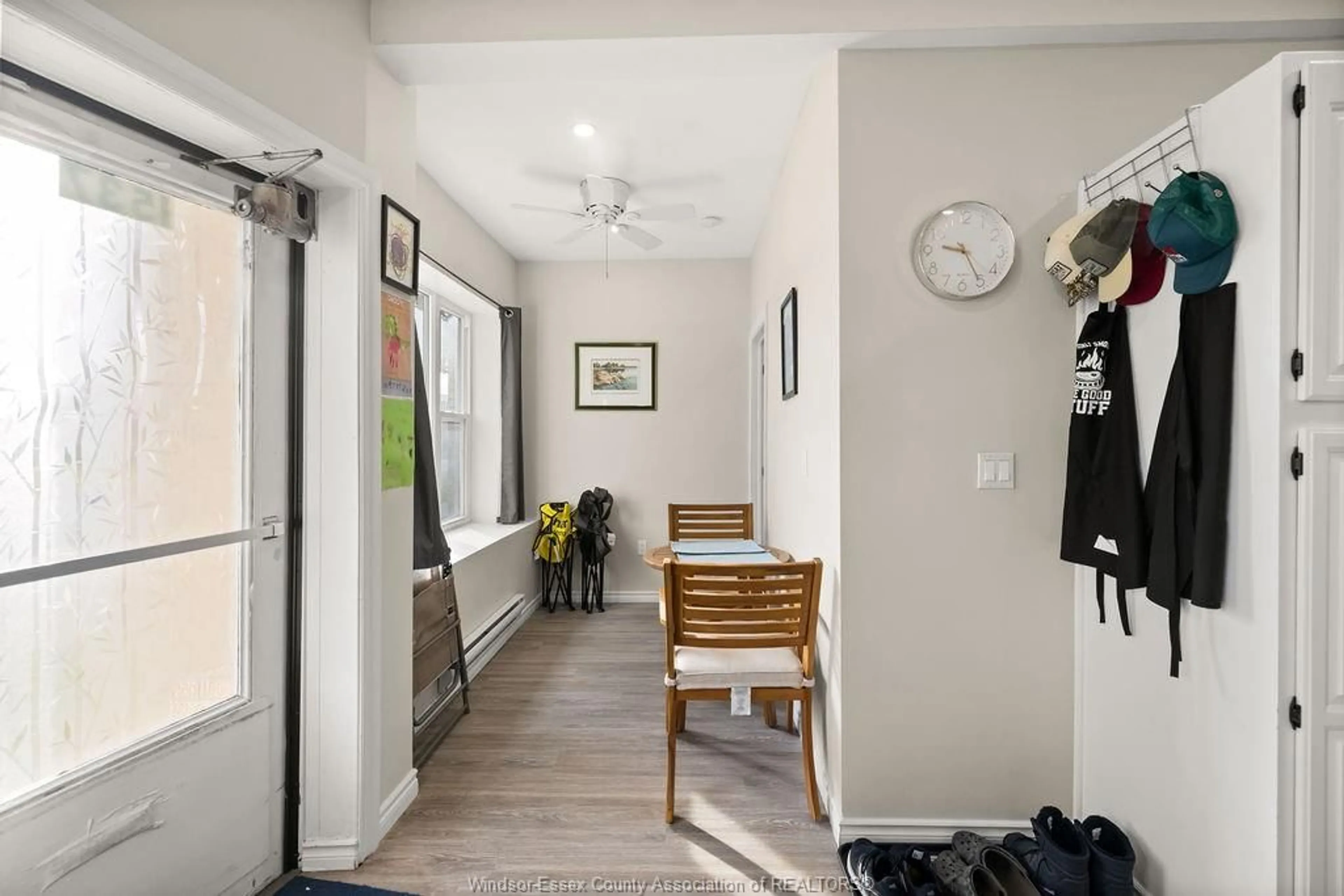 Indoor entryway for 1537 HOWARD, Windsor Ontario N8X 3T5